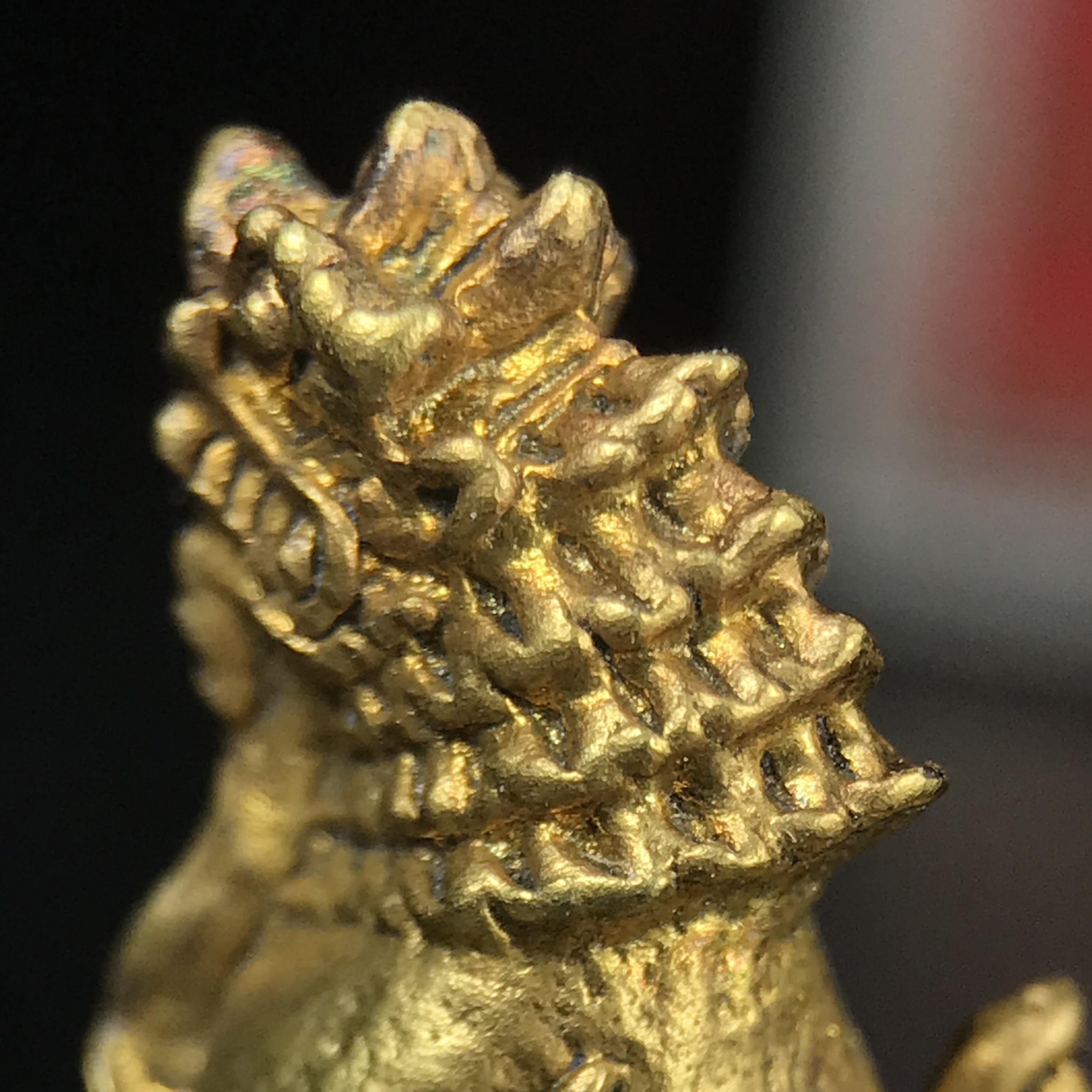 สิงห์เจ้าพ่อดำ วัดบุพพาราม จ.เชียงใหม่ ปี 2518 เนื้อกะไหล่ทอง(ตอก 2 โค๊ต)หายาก(สภาพผิวเดิมสวยเดิมกล่องครบ) สิงห์รุ่นนี้มีพิธีดีมีเกจิอาจารย์ที่ร่วมปลุกเสกมากมาย****เครื่องราง ที่พระบาทสมเด็จพระเจ้าอยุ่รัชกาลที่ ๙ ทรงเสด็จฯประกอบพิธีด้วยพระองค์เอง