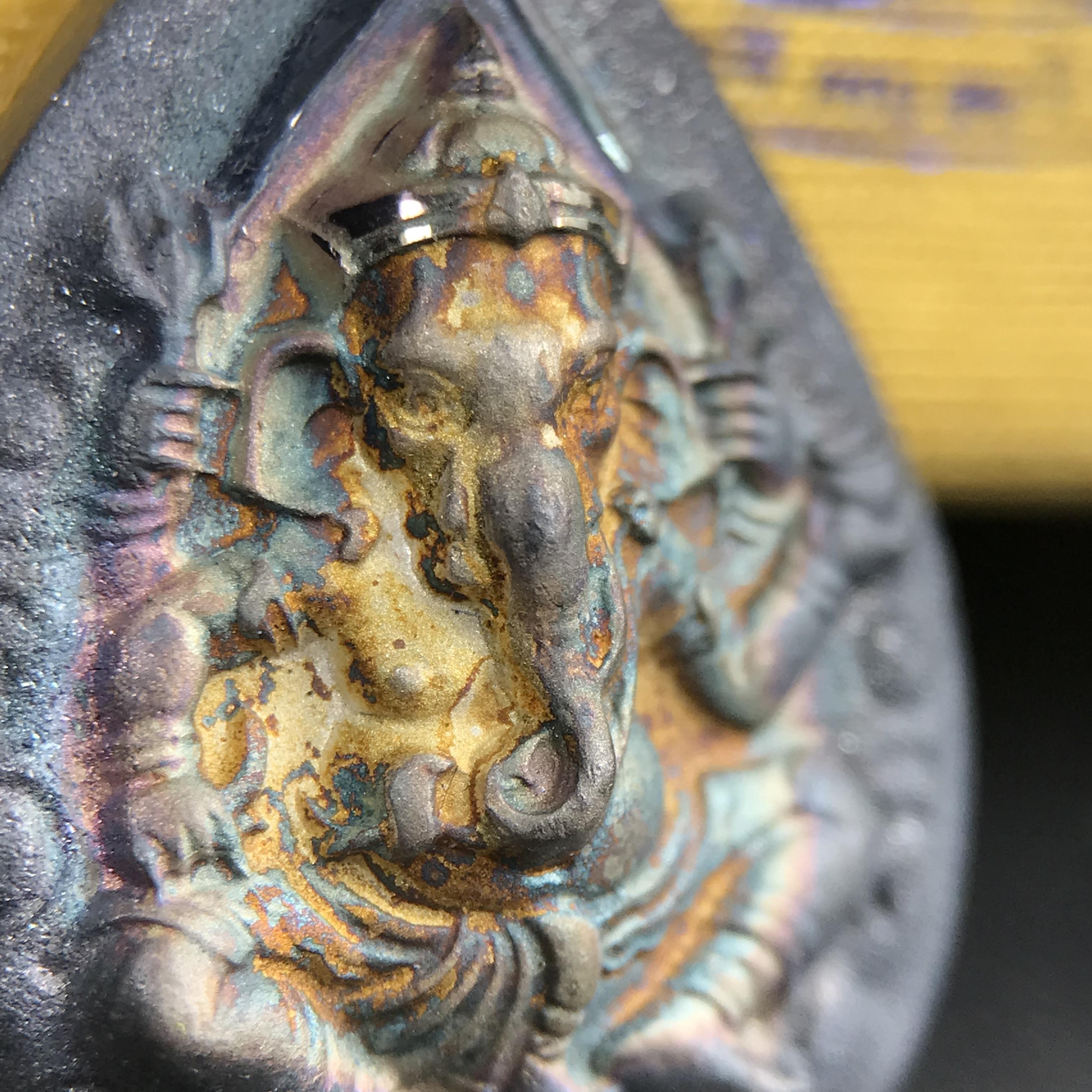 เหรียญพระพิฆเนศวร ญสส. ชุดกาญจนาภิเษกครองราชย์ 50 ปี พุทธศักราช 2538 พิมพ์ใหญ่(2.9 ซม.) เนื้อเงินผิวเดิมกลับดำขึ้นสีรุ้งเข้มขลังงดงามธรรมชาติสร้างสรรค์ สภาพสวยเดิมพร้อมกล่องบรรจุเดิม ตอกโค๊ดหมายเลขกำกับ(1ใน 5539องค์)สี สวย แบบ นิยม หายาก