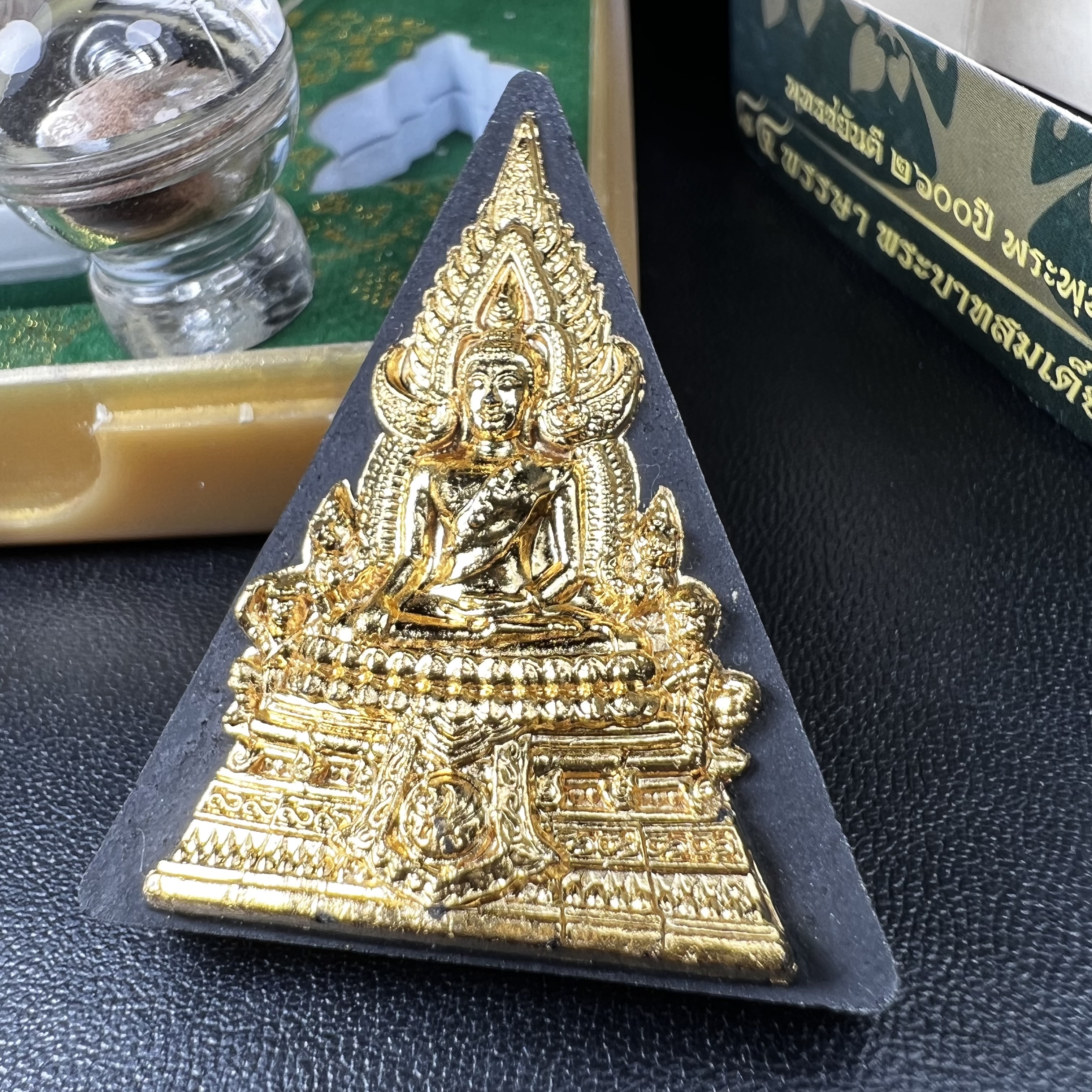 พระพุทธชินราช ภปร. 84พรรษา เนื้อผงปิดทองด้านหน้า หลัง ภ.ป.ร. เนื้อทองคำ(2.6 กรัม) (พระราชทานมวลสาร จิตรลดาและเส้นพระเจ้า(เส้นผม)ในหลวงรัชกาลที่9)พุทธศิลป์ทรงคุณค่าอีกหนึ่งรุ่นยอดนิยม(องค์หมายเลข ๑๑๐๙)1 ใน 3000 องค์ หายาก