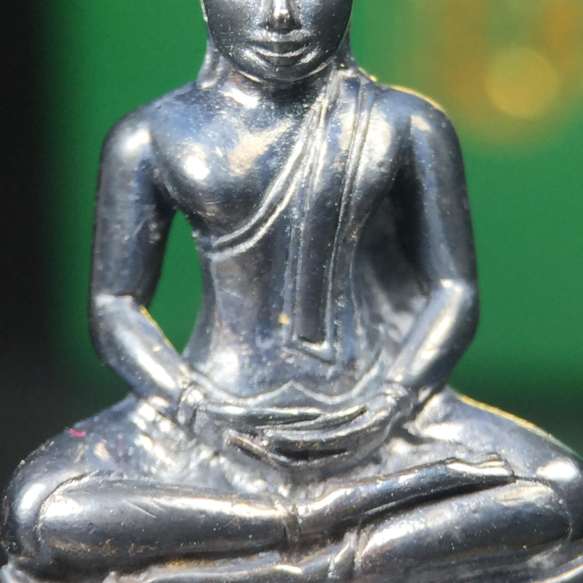 พระพุทธโสธร รุ่น กศก. 120 ปี เนื่องในโอกาสครบ 120 ปี กรมศุลกากร กระทรวงการคลัง จัดสร้าง ปี 2537 เนื้อเงินบริสุทธิ์ 99.9% ผิวขัดเงาลงดำ(งานบริษัท แพรนด้า จิวเวลรี่)สวยงดงาม ทรงคุณค่า