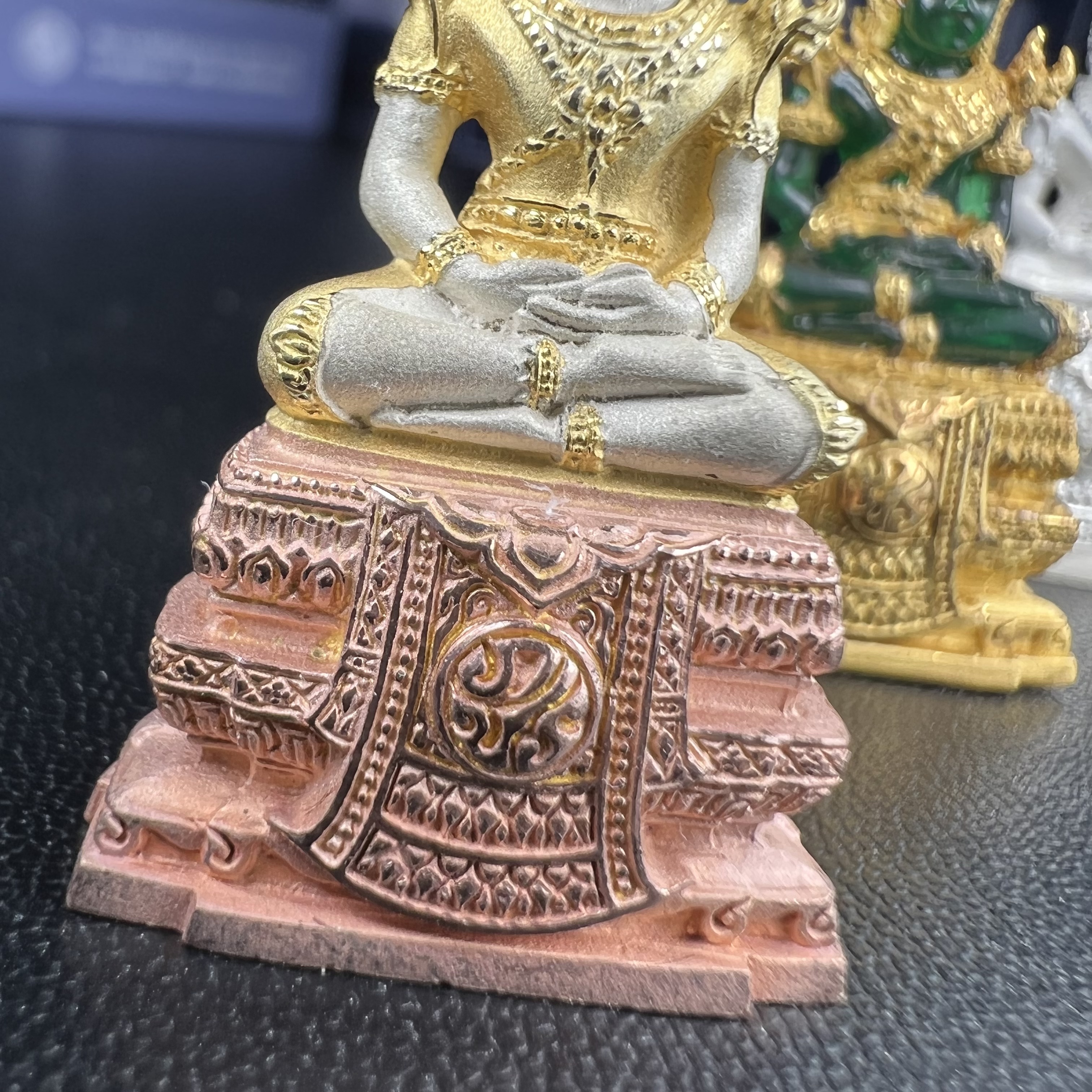 พระแก้วมรกต ภปร. จัดสร้างโดย รพ.ภูมิพลฯ ปี2547 ลอยองค์ขนาดหน้าตัก 1/2 นิ้ว (เนื้อเรซิ่นหุ้มทองคำ99.99%+เนื้อเงิน+เนื้อเงินสามกษัตริย์)(1ชุด 3 องค์)งดงามทรงคุณค่าอีกหนึ่งรุ่นยอดนิยม หายาก