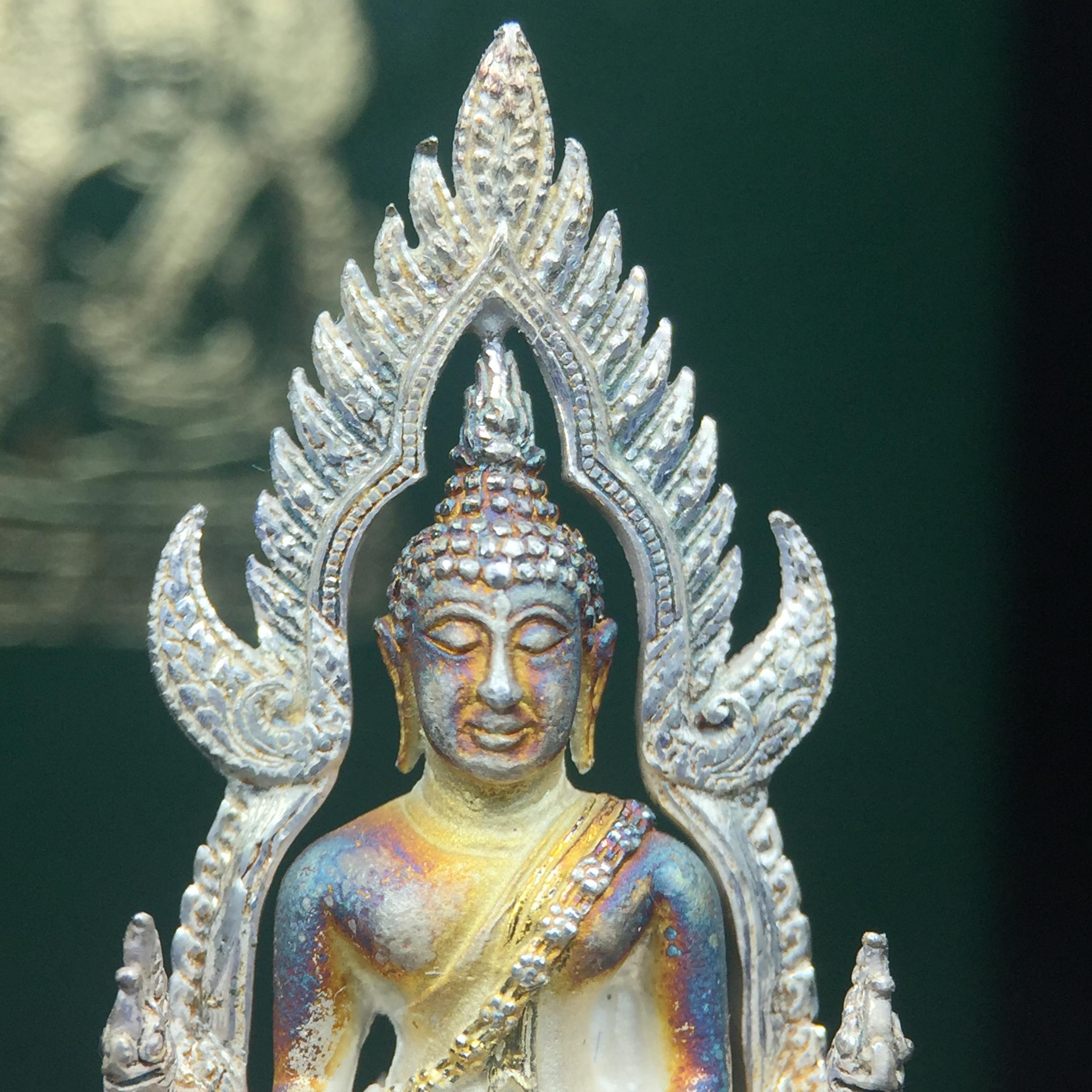 พระพุทธชินราช รุ่นมหาลาภ พิธีพุทธาภิเษกวัดพระศรีรัตนมหาธาตุวรมหาวิหาร จ.พิษณุโลก ปี 2540 เนื้อเงินบริสุทธิ์ 99.9% (นวลเงา)(สภาพผิวเดิมขึ้นสีรุ้ง สวยมากๆเสน่ห์พระเนื้อเงิน สีสันที่ธรรมชาติสรรค์สร้าง) พร้อมกล่องบรรจุเดิม (องค์หมายเลข 11411)(เลขกระจก)นิยม