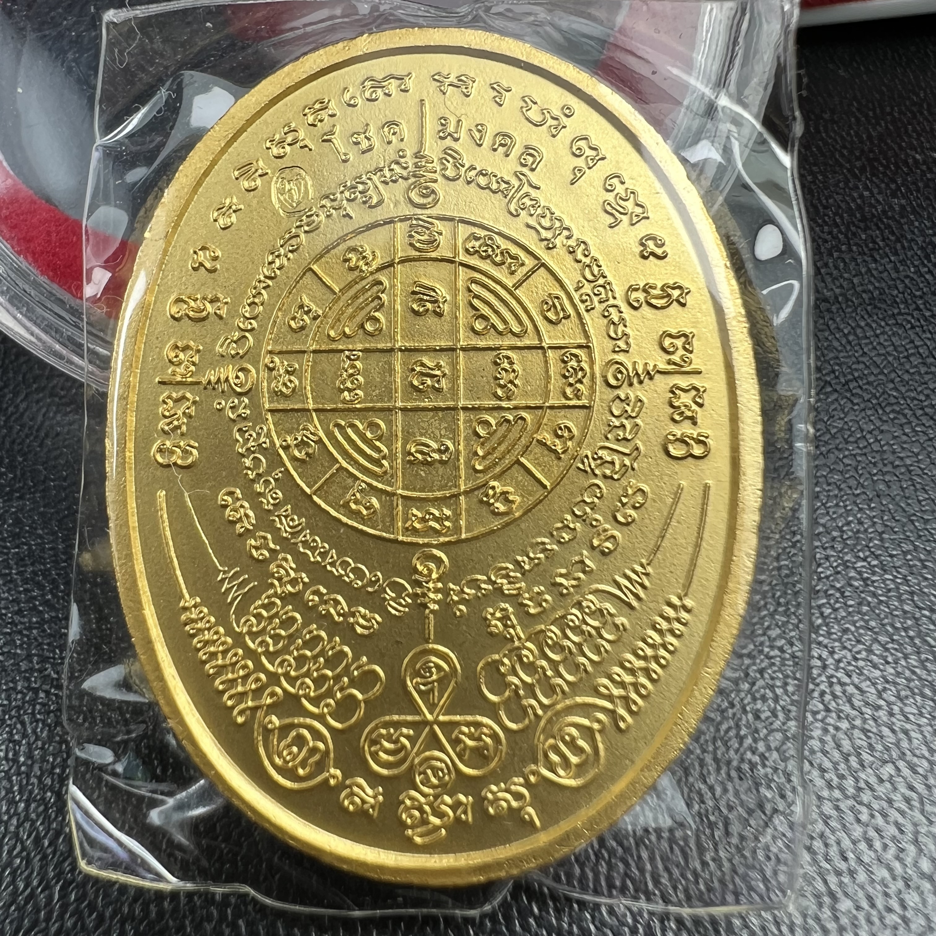 เหรียญครุฑดวงตรามหาเดช หลังยันต์มงกุฏพระเจ้า วัดตรีทศเทพวรวิหาร ปี2553 เนื้อกะไหล่ทองลงยาแดง(สภาพสวยซีนซองเดิมกล่องบรรจุเดิม)ดวงตราแห่งชัยชนะ ความสำเร็จ เจริญรุ่งเรือง แก้อาถรรพ์ ต่างๆ