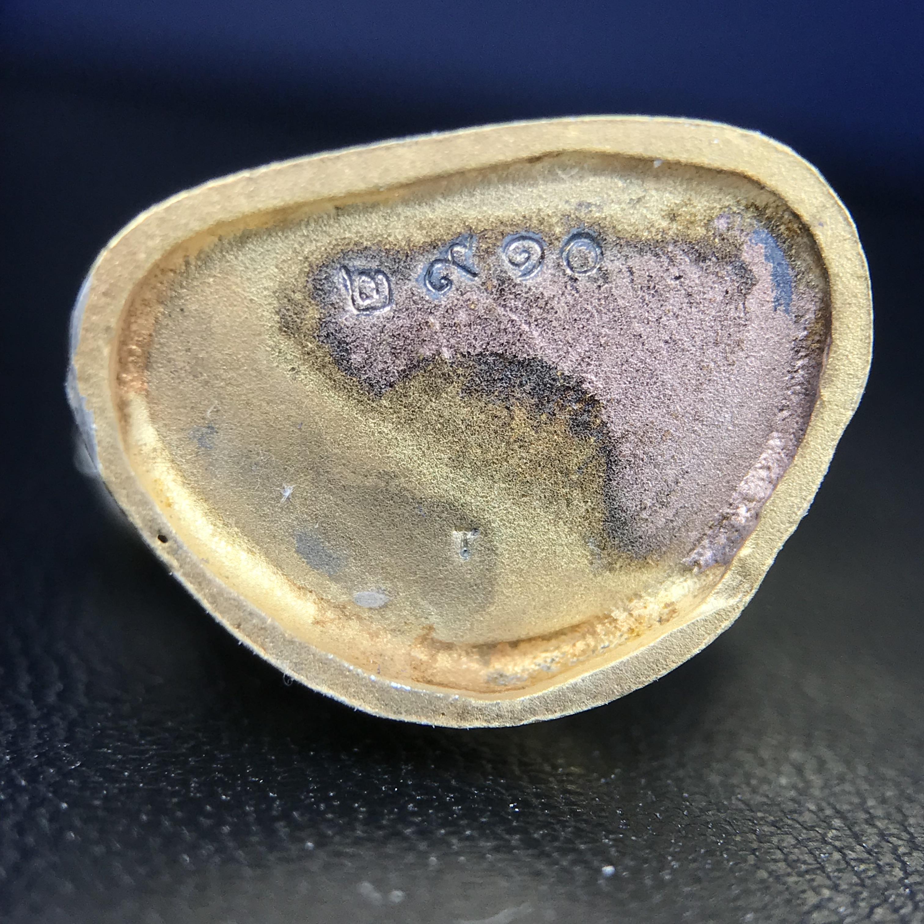 พระพิฆเนศ เทวสถานโบสถ์พราหมณ์ ปี 2539 รูปหล่อลอยองค์พระพิฆเณศวร เนื้อเงินสามกษัตริย์ ฝังพลอยน้ำเงิน(พ่นทรายขัดเงาบางส่วน) พิมพ์ใหญ่ขนาดประมาณ 1.8 * 2.5 ซม. ผลิตโดย บ.แพรนด้า จิวเวลรี่( พิธีใหญ่ พุทธศิลป์งดงาม)อีกหนึ่งรุ่นยอดนิยม (1 ใน 4999 องค์)หายาก