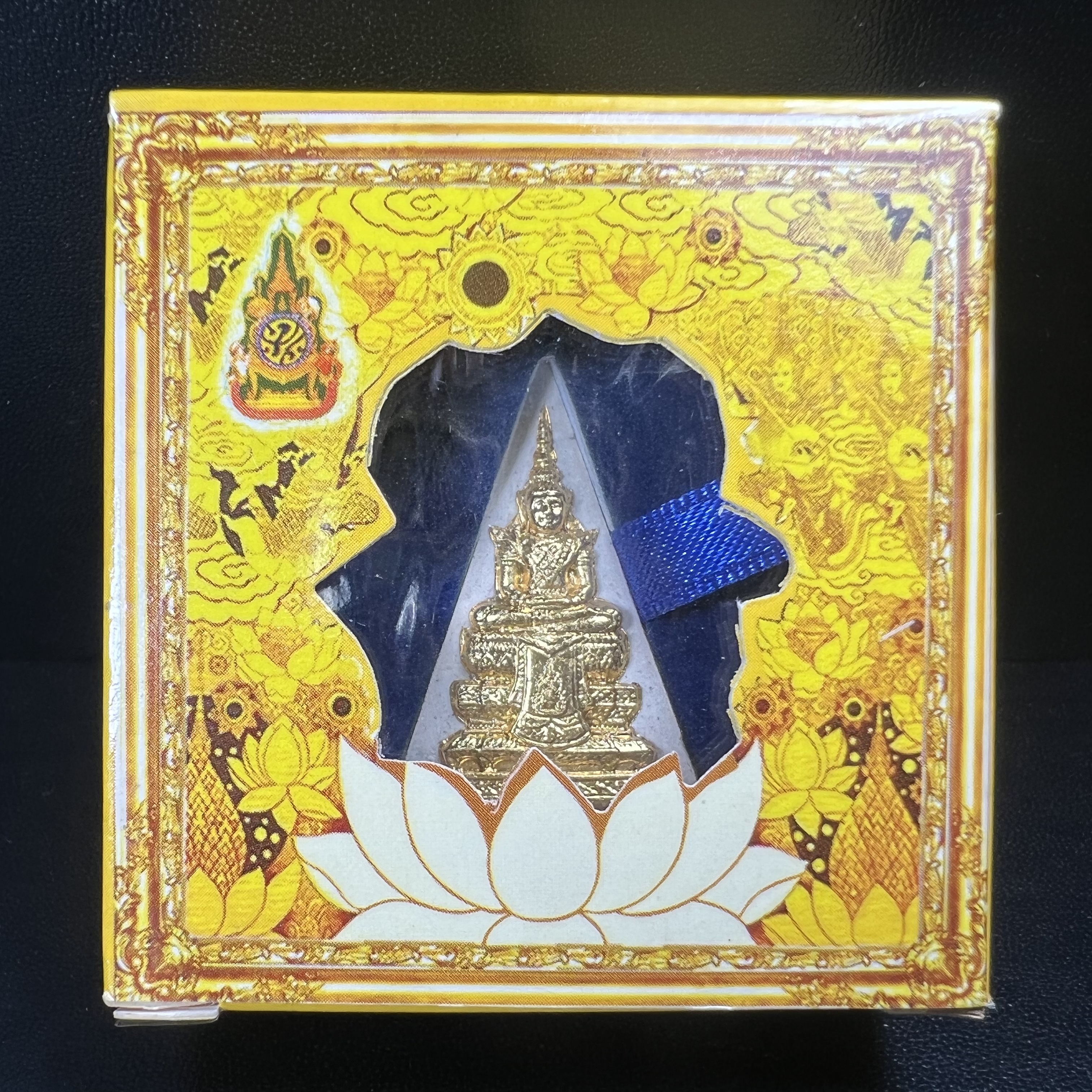 พระแก้วมรกต(จำลอง)ทรงเครื่องฤดูร้อน พระผงบูชา ด้านหน้าปิดทอง ด้านหลังตราฉลองสิริราชสมบัติครบ 60ปี เนื้อเงินขึ้นสีรุ้งธรรมชาติสร้างสรรค์งดงาม(รุ่นนี้ได้พระราชทานเส้นพระเจ้า(เส้นผม)รัชกาลที่9ในการจัดสร้าง)***องค์นี้พิเศษมองเห็นเส้นผมติดอยู่ด้านหลังชัดเจน***