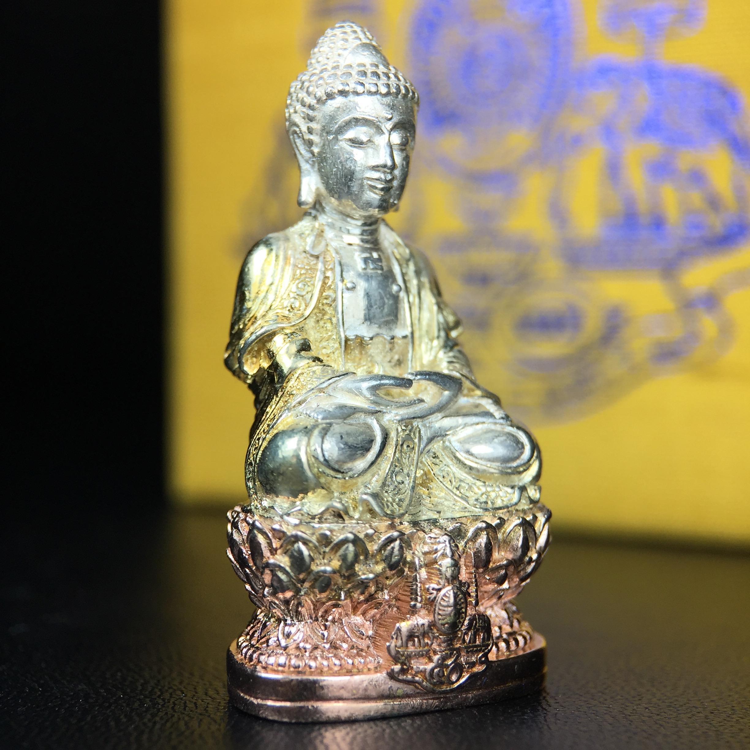 พระกริ่งจีน "ต้าเยิ่นถะ" รุ่น กาญจนาภิเษก ครองราชย์ 50 ปี วัดบวรนิเวศวิหาร ปี2538 เนื้อเงินสามกษัตริย์ สูง 3.8 ซม. (คัดสภาพสวยเดิม พิธีใหญ่ พุทธศิลป์งดงาม)