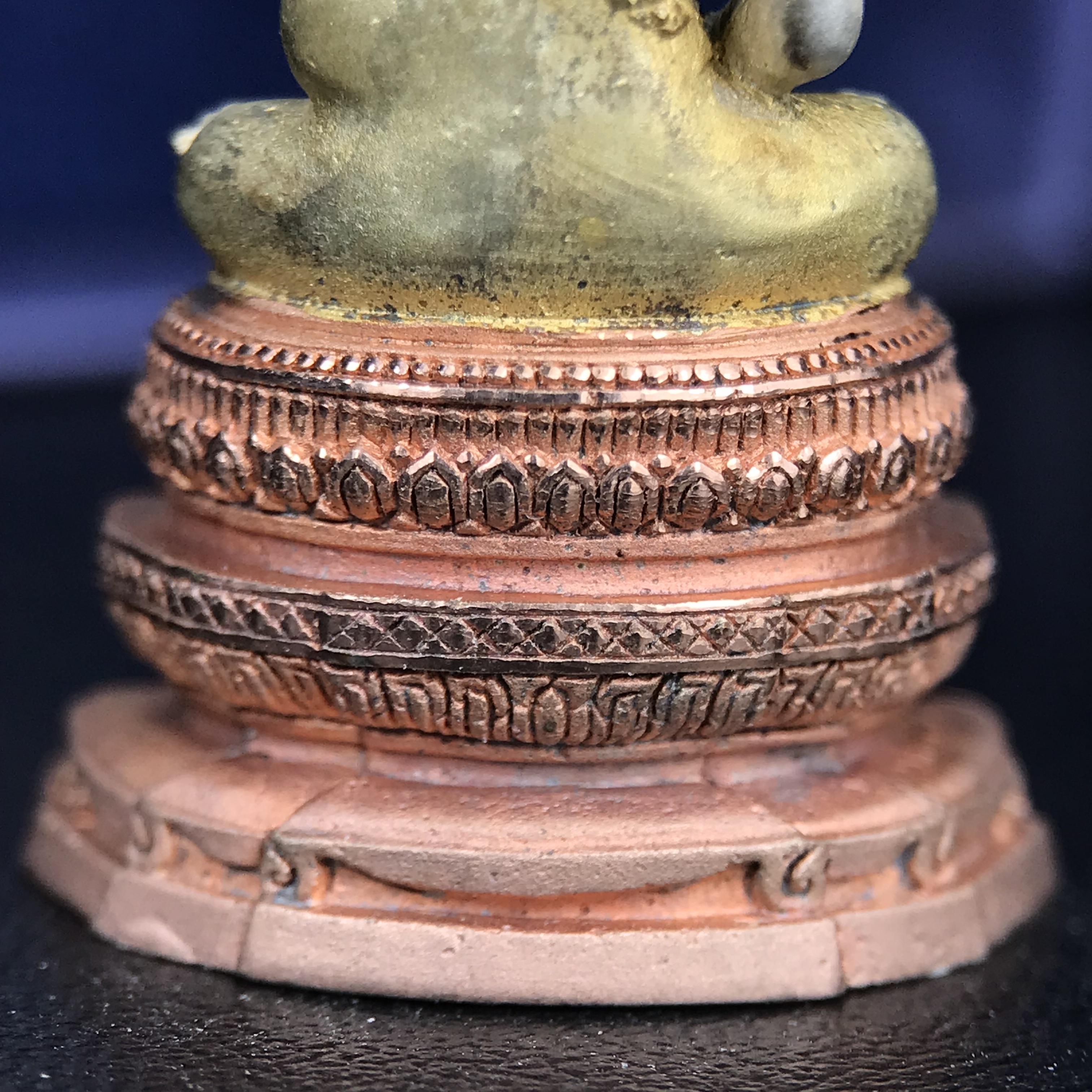 พระแก้วมรกต ภปร. ปี 2547 จัดสร้างโดยโรงพยาบาลภูมิพลอดุลยเดช เนื้อเงิน(3 กษัตริย์) ลอยองค์ หน้าตัก 1/2 นิ้ว สูง 3.7 ซม.พิธีมหามังคาภิเษก ณ พระอุโบสถวัดพระศรีรัตนศาสดาราม(วัดพระแก้ว) งดงามทรงคุณค่าอีกหนึ่งรุ่นยอดนิยม หายาก(องค์หมายเลข ๑๔๑๖)