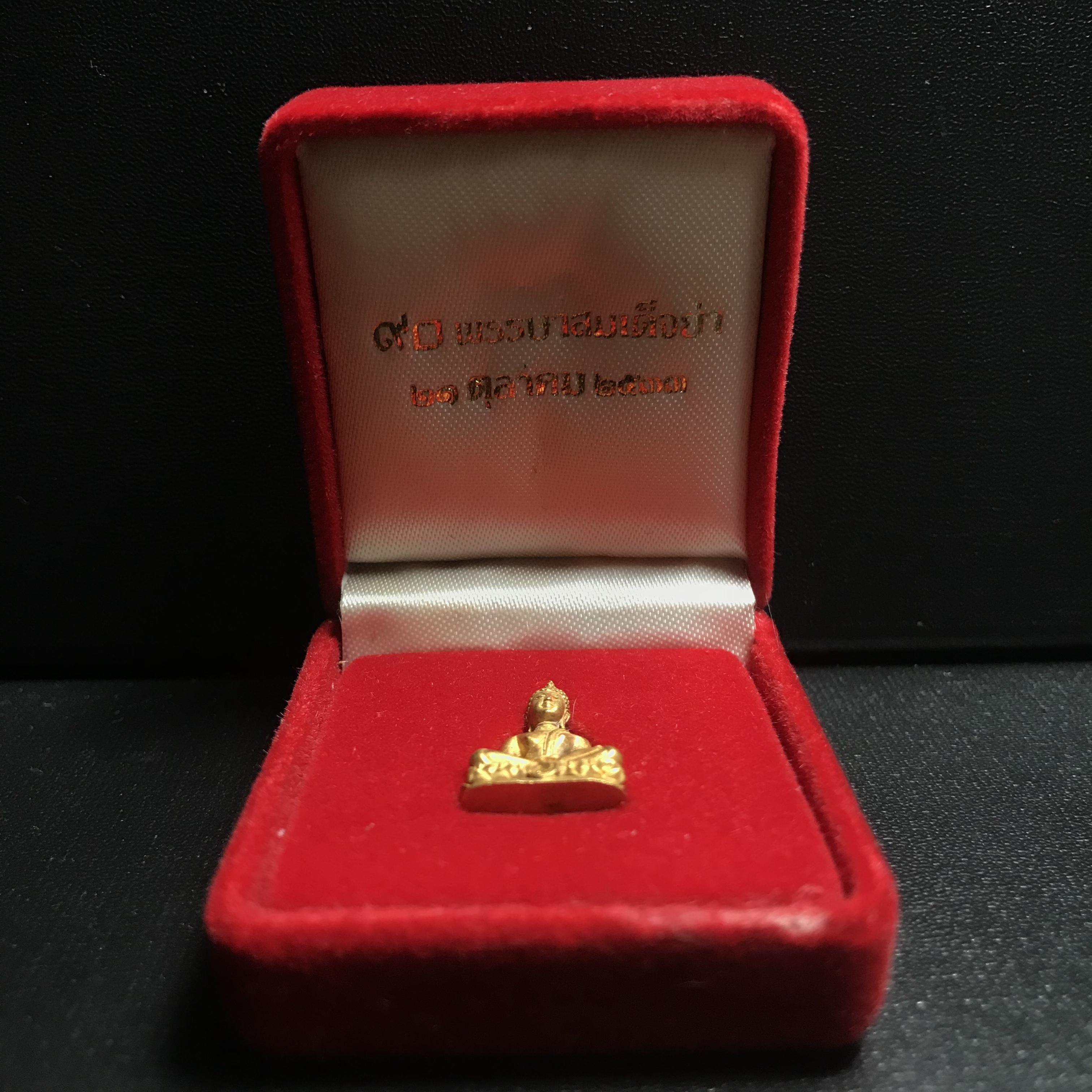 พระเครื่องปางสมาธิ 90พรรษาสมเด็จย่า ปี2533 เนื้อทองคำ (ในหลวงรัชกาลที่9เสด็จในพิธี)
