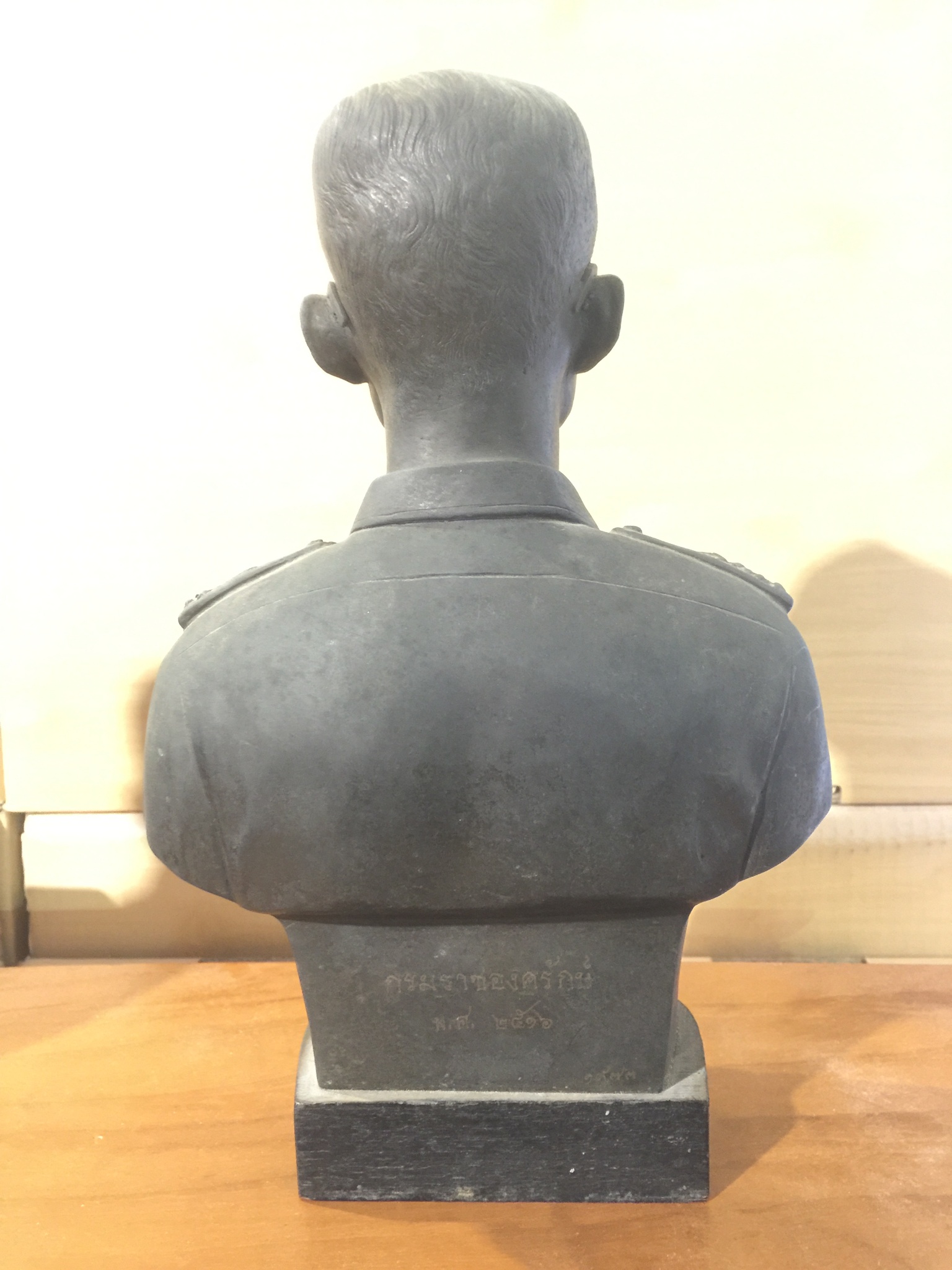 พระบรมรูปในหลวง รัชกาลที่ 9 กรมราชองครักษ์จัดสร้าง พ.ศ.2516(รุ่นแรก)