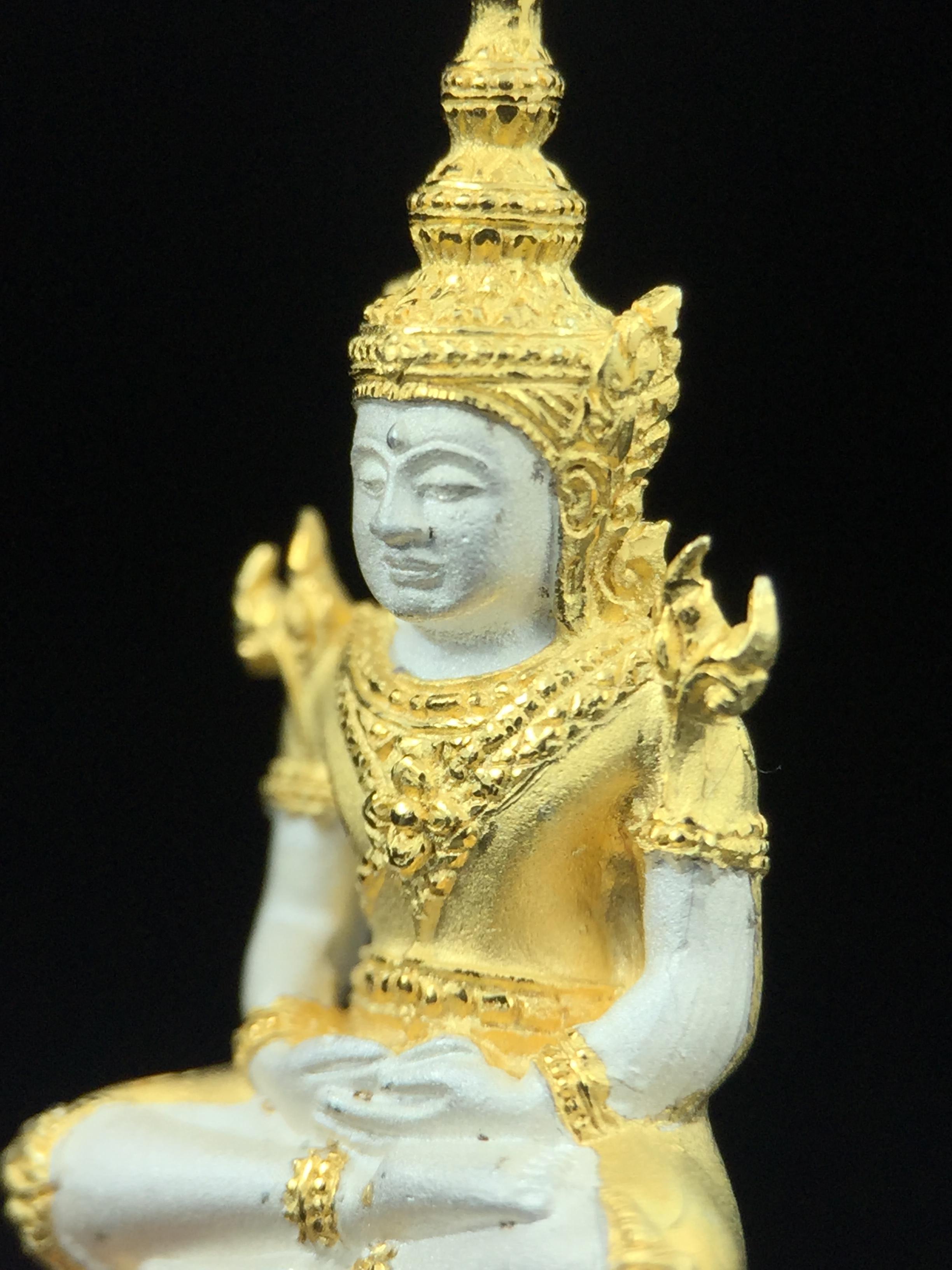 พระแก้วมรกต ภปร. ปี2547 จัดสร้างโดย รพ.ภูมิพลฯ เนื้อเงิน (3 กษัตริย์)ลอยองค์ หน้าตัก 1/2 นิ้ว งดงามทรงคุณค่าอีกหนึ่งรุ่นยอดนิยม หายาก