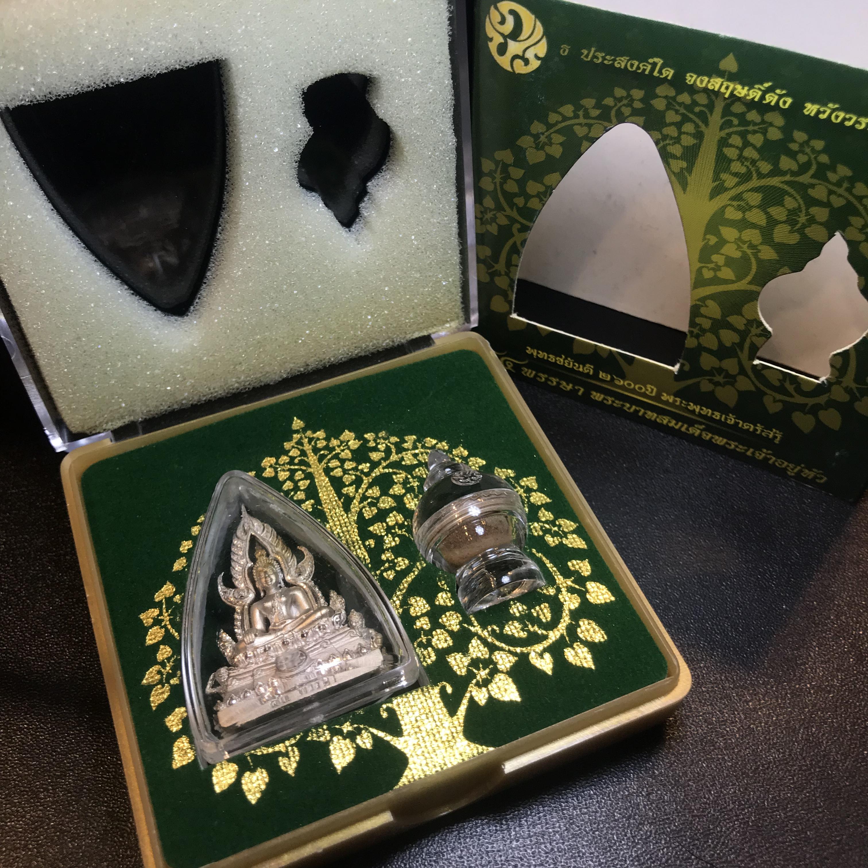 พระพุทธชินราช(จำลอง) ภปร. 84 พรรษา เนื้อเงินชุบทองคำขาว พิมพ์กลางขนาดหน้าตัก 1/2 นิ้ว(1ใน5000องค์) )(พระราชทานมวลสาร จิตรลดาและเส้นพระเจ้า(เส้นผม)รัชกาลที่9)