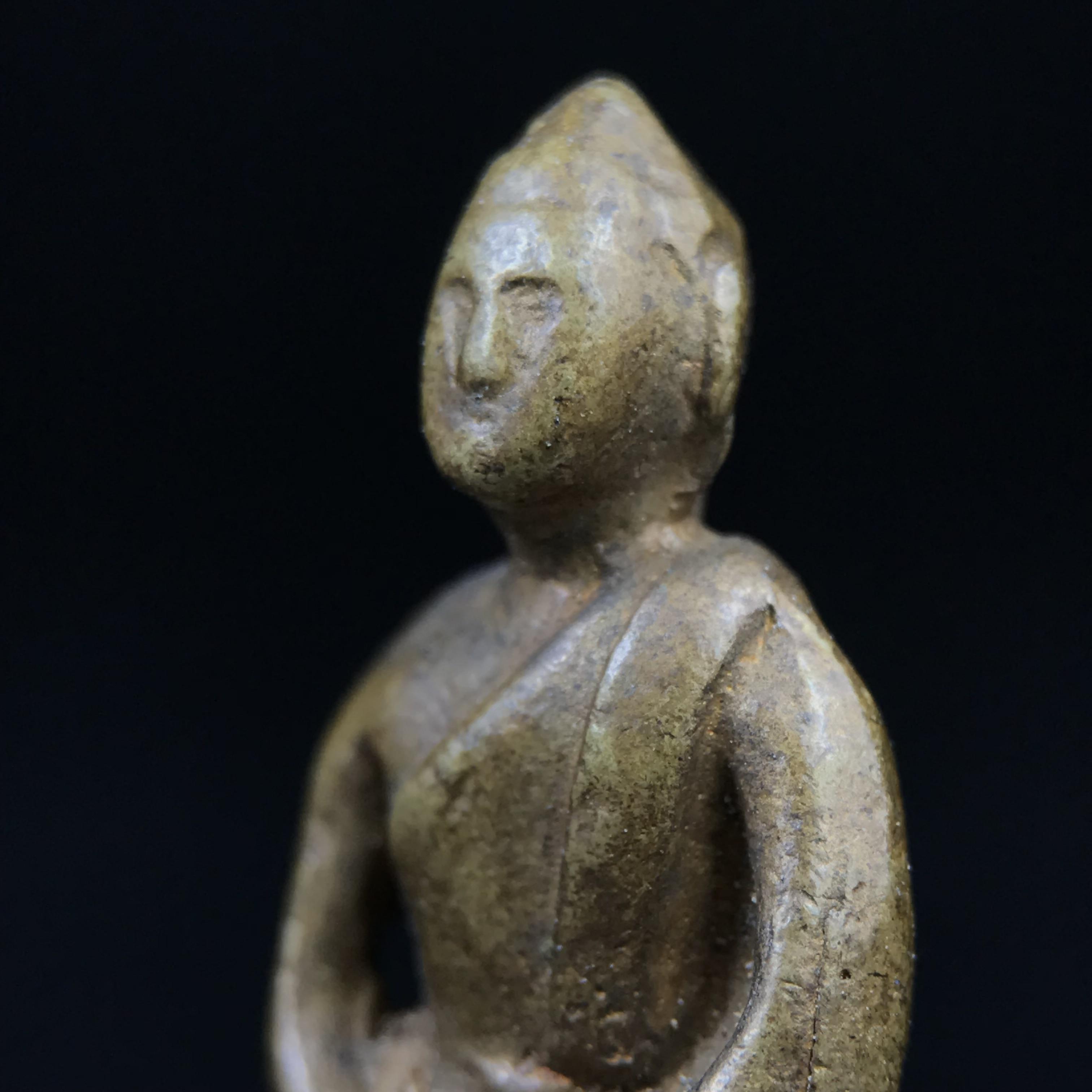 พระกริ่งฝีพระหัตถ์สมเด็จย่า ขนาดห้อยบูชาขนาดเล็ก จัดสร้างขึ้นเนื่องในวาระครบ 6 รอบ เมื่อวันที่21 ตุลาคม พ.ศ.2515(ในหลวงรัชกาลที่ 9 เสด็จพระราชดำเนินทรงเททอง)ปลุกเสกยิ่งใหญ่ เกจิ 108 รูป ร่วมปลุกเสก คัดสภาพสวยแบบนี้พบเจอน้อยมาก หมายเลขต้นๆหลักร้อย หายากมาก