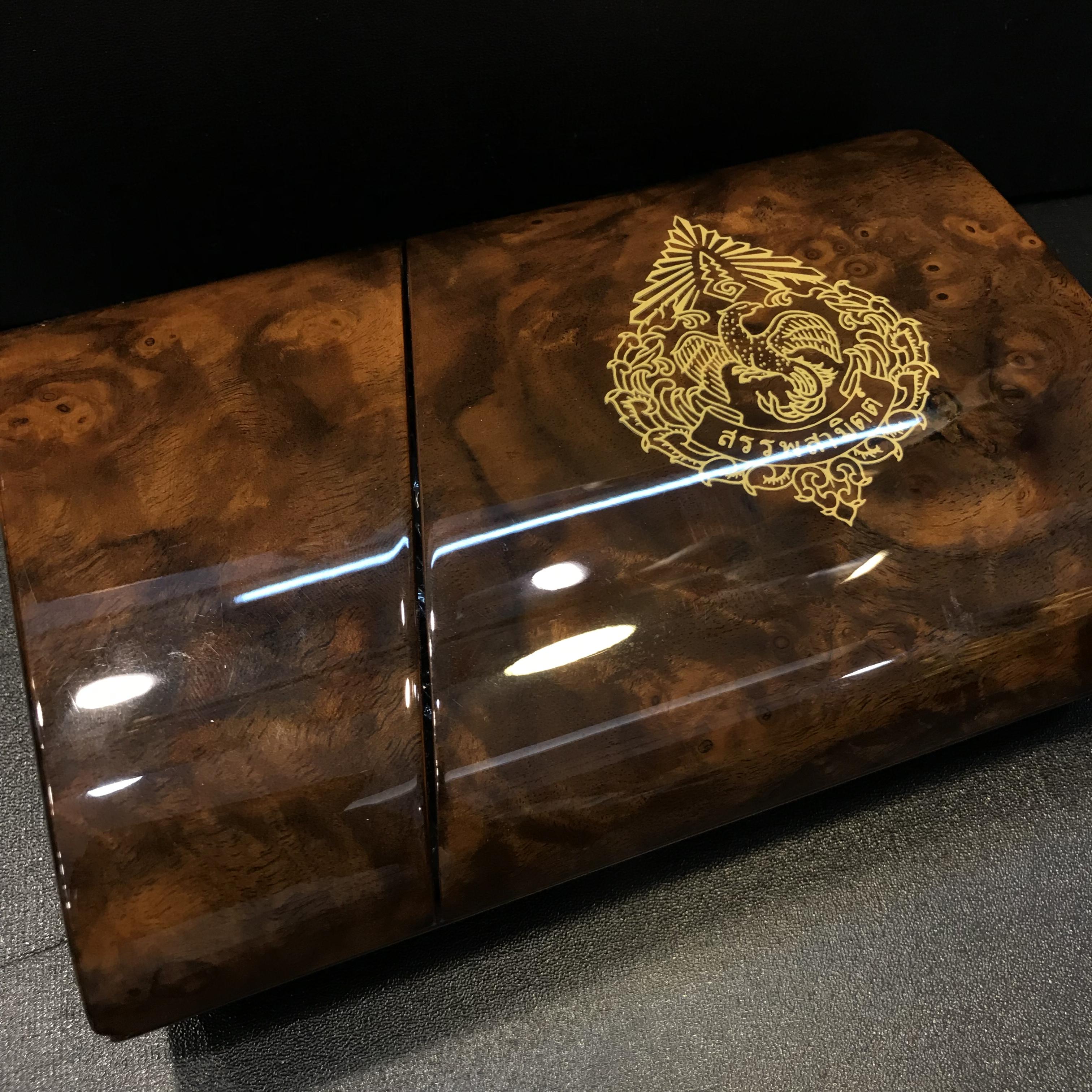 พระแก้วมรกต กรมสรรพสามิตจัดสร้างขึ้นเนื่องในโอกาสครบรอบ 64 ปีของกรมสรรพสามิต และเนื่องในวโรกาสที่พระบาทสมเด็จพระเจ้าอยู่หัวทรงครองราชย์ครบ 50 ปีในปีกาญจนาภิเษก เมื่อ พ.ศ.2539 ชุดทองคำ(1ใน2000ชุด)