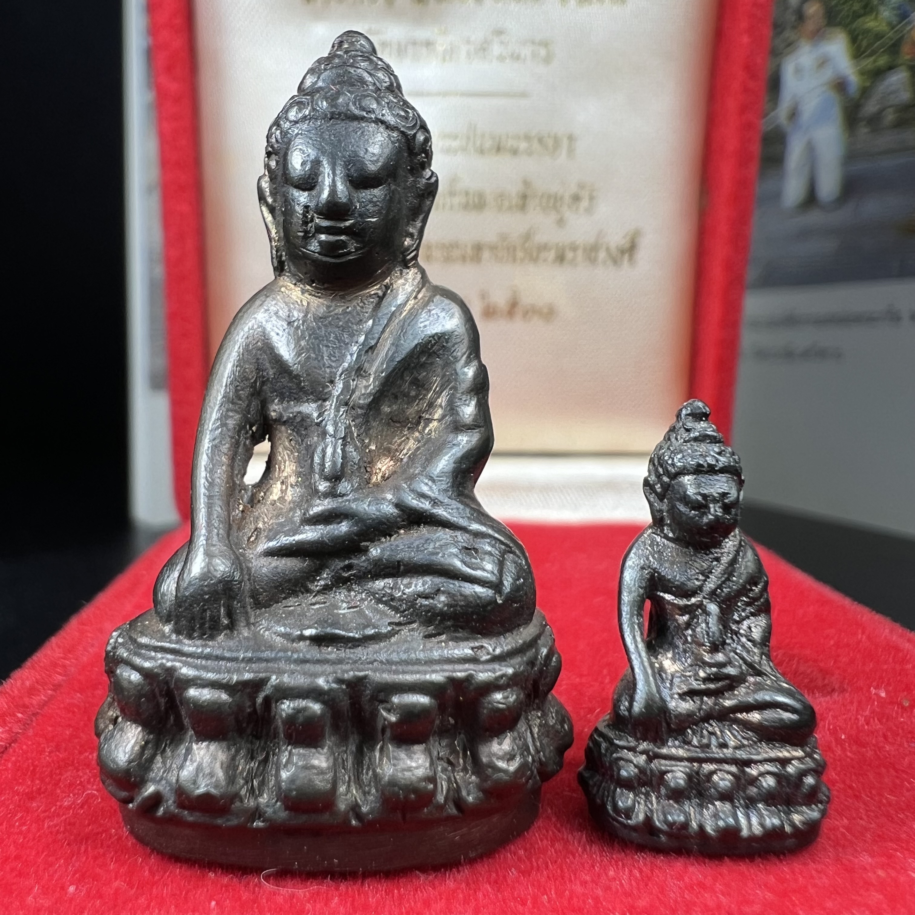 พระกริ่ง-พระชัยวัฒน์ ปวเรศ วัดบวรนิเวศวิหาร ปี 2530 พระบาทสมเด็จพระเจ้าอยู่หัวรัชกาลที่ 9 เจริญพระชนมพรรษา 5 รอบนักษัตริย์(ในหลวง ร.9 เสด็จเททอง)(บรรจุผงจิตรลดาเส้นเกศาในหลวงรัชกาลที่9)พร้อมสูจิบัตรเดิมตอนจัดสร้าง(สภาพสวยครบสมบูรณ์))พิธีใหญ่ รุ่นยอดนิยม