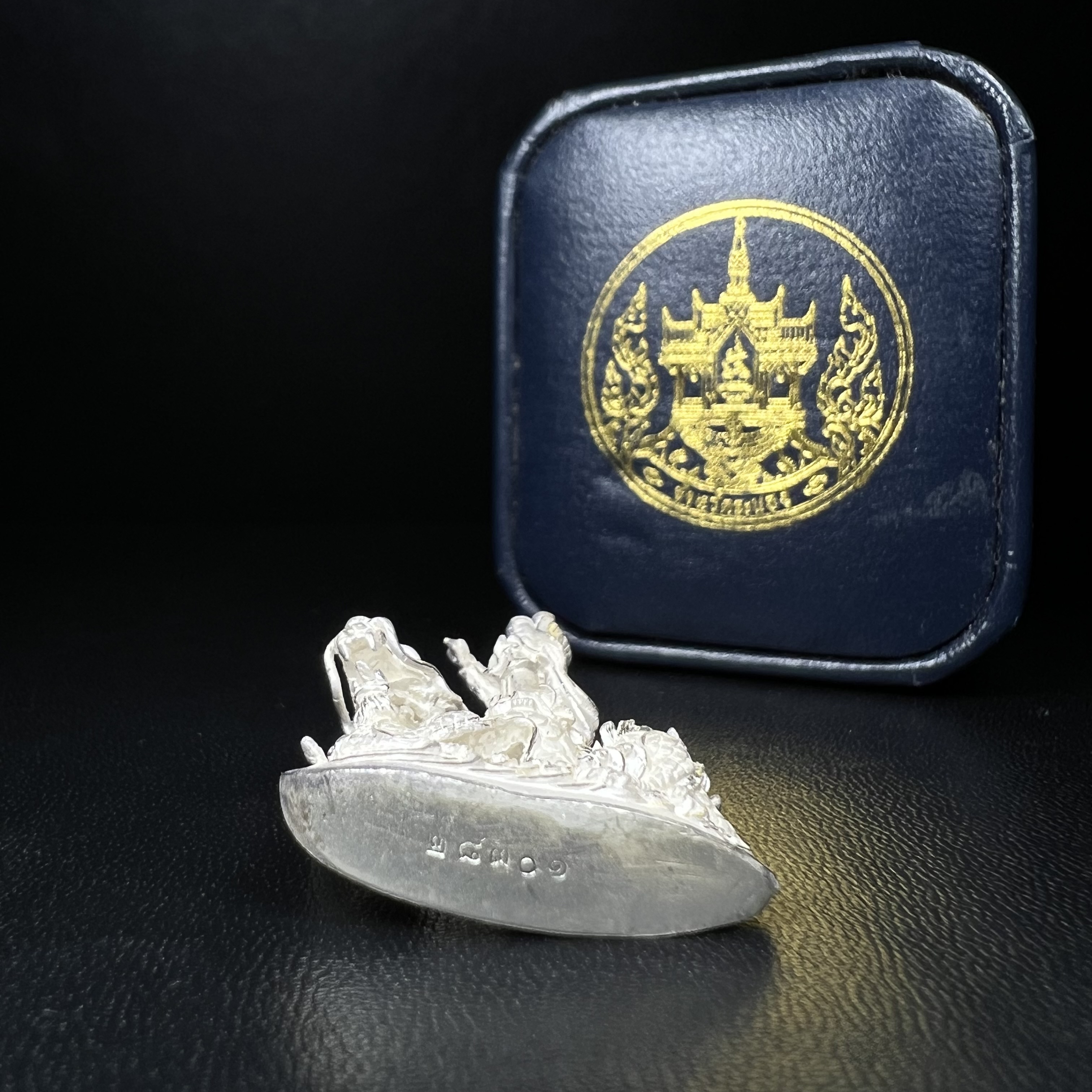 รูปหล่อลอยองค์พระโพธิสัตว์กวนอิม ทรงประทับมังกร จ.ระนอง เนื้อเงิน พิมพ์ใหญ่(สภาพผิว สวยงดงาม ทรงคุณค่า) เฉลิมฉลองในวโรกาสที่พระบาทสมเด็จพระเจ้าอยู่หัวทรงครองสิริราชสมบัติครบ 50 ปี จ.ระนอง พ.ศ.2539