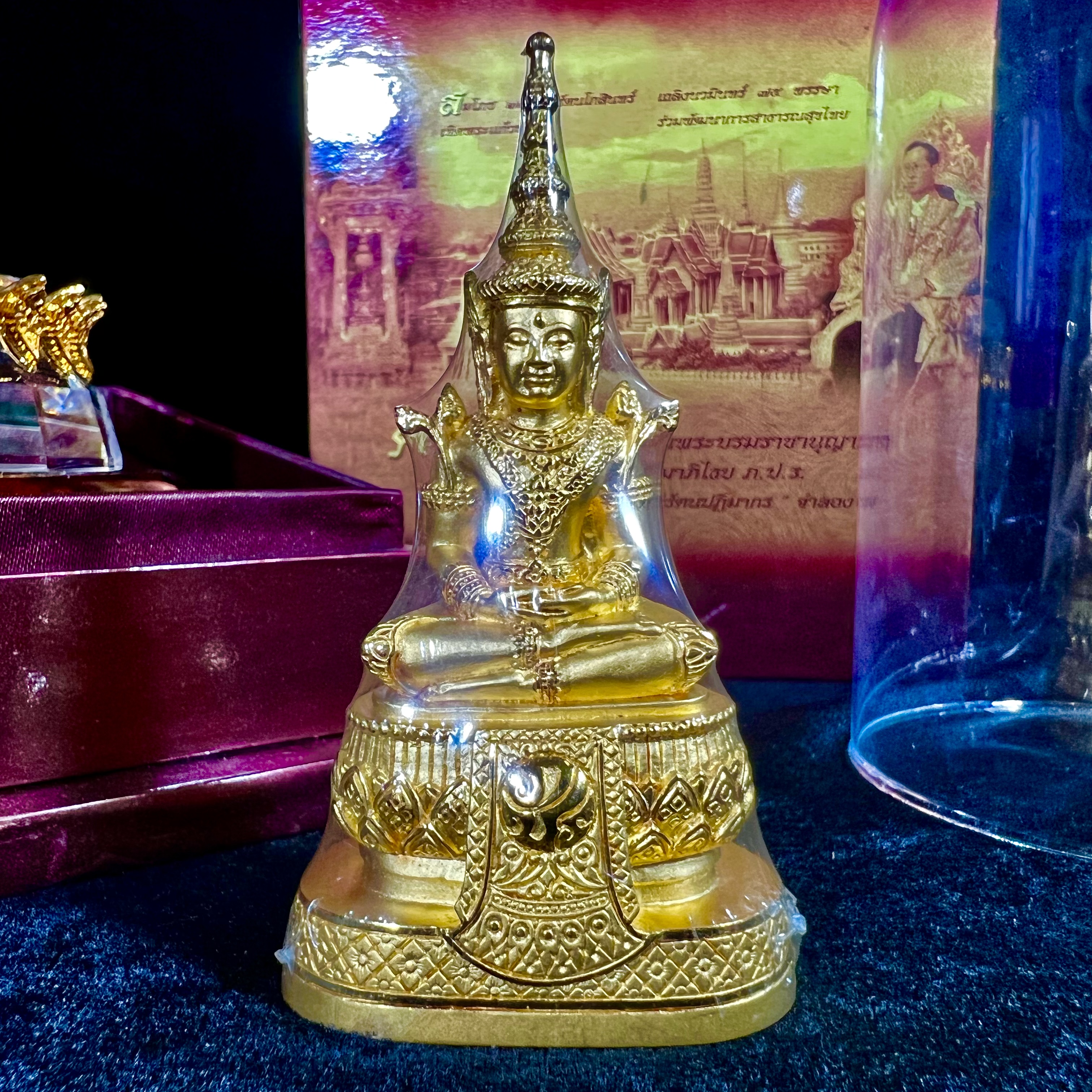 พระแก้วมรกต ภปร.(รุ่นแรก) ปี2545 รุ่นฉลองกรุงรัตนโกสินทร์ครบ 220 ปี หล่อลอยองค์ เนื้อทองคำบริสุทธิ์99.99% ขนาดบูชา 50*90 มม. พร้อมฐานวางครอบแก้วเดิมกล่องบรรจุเดิมครบสมบูรณ์(สวยงามและหายากมาก)(1ใน1000องค์)