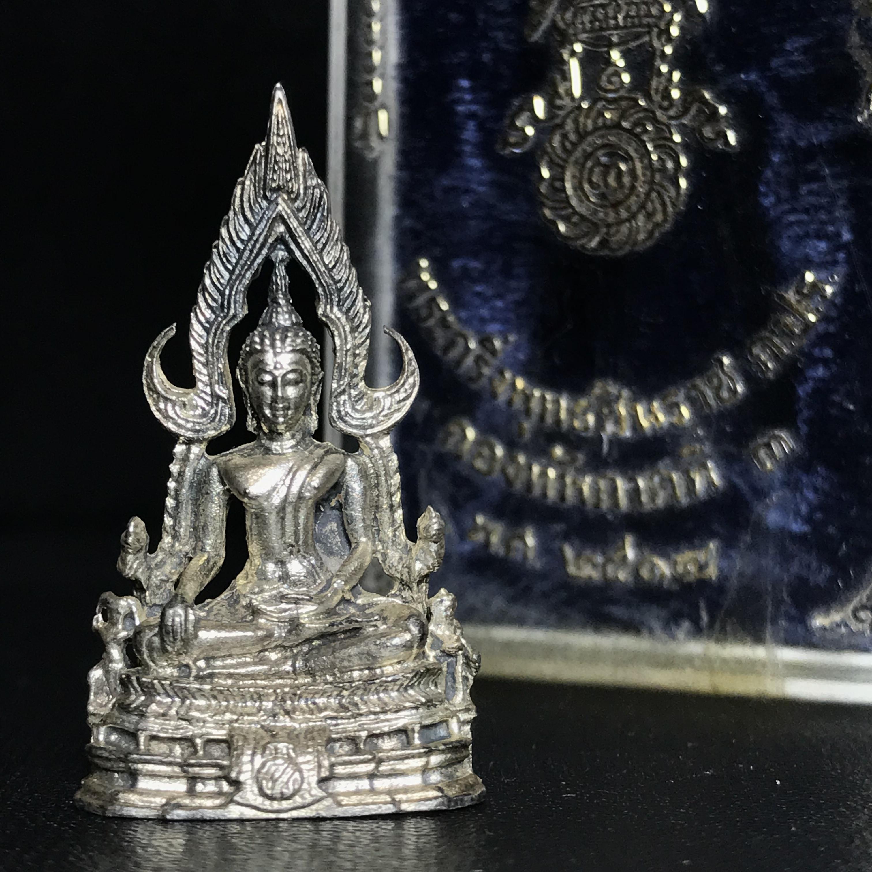 กริ่งพระพุทธชินราช ภปร. กองทัพภาคที่3จัดสร้าง ปี2517 เนื้อเงินกล่องเดิม(คัดสภาพสวย)(เลขนับเบอร์เรียงสวย)(หายาก)(ในหลวง ร.9 เสด็จในพิธี)(1ใน2000องค์))