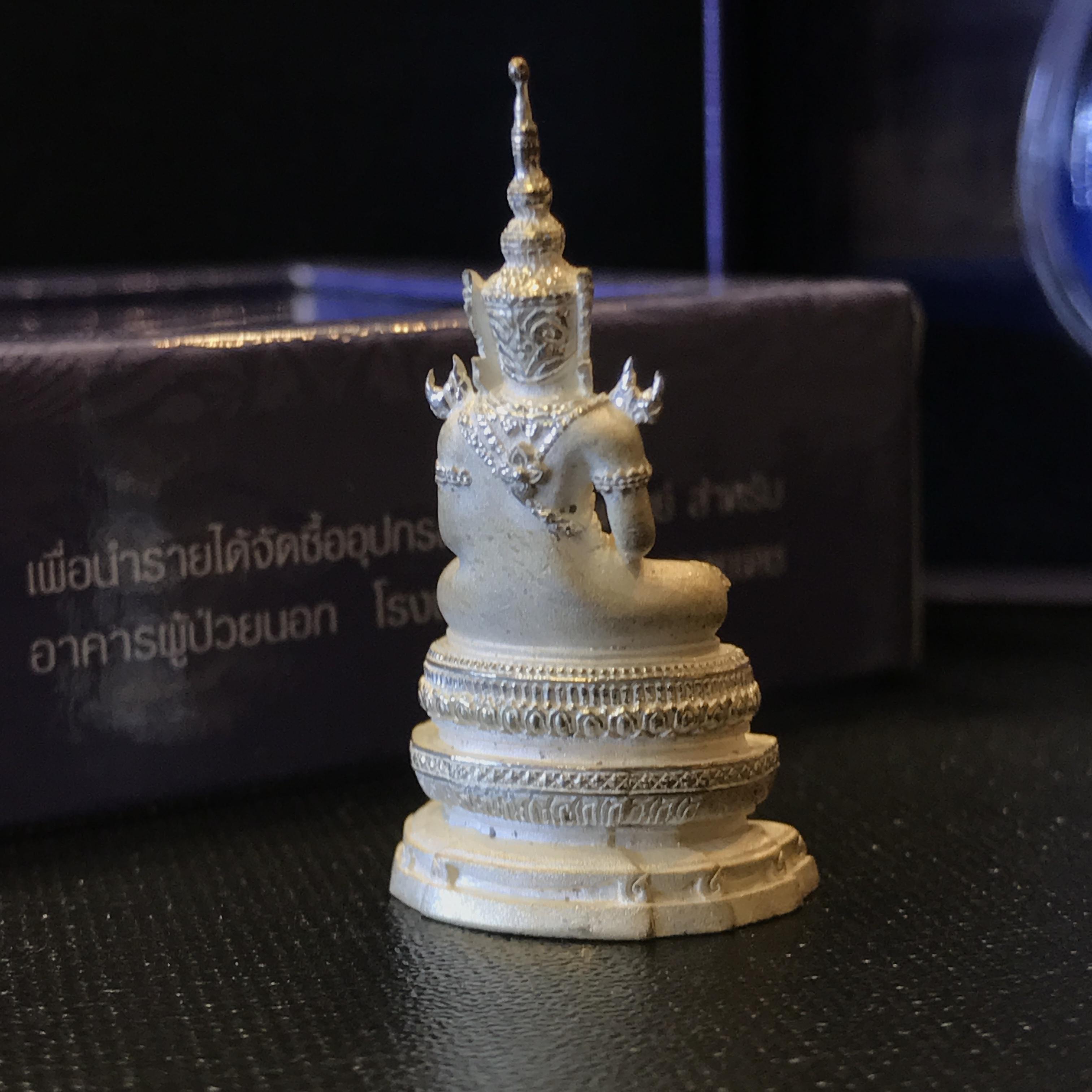 พระพุทธมหามณีรัตนปฏิมากร จำลอง (พระแก้วมรกต) ขนาดลอยองค์หน้าตัก 1/2 นิ้ว ตราสัญลักษณ์ ภ.ป.ร. ปี2547 เนื้อเงิน