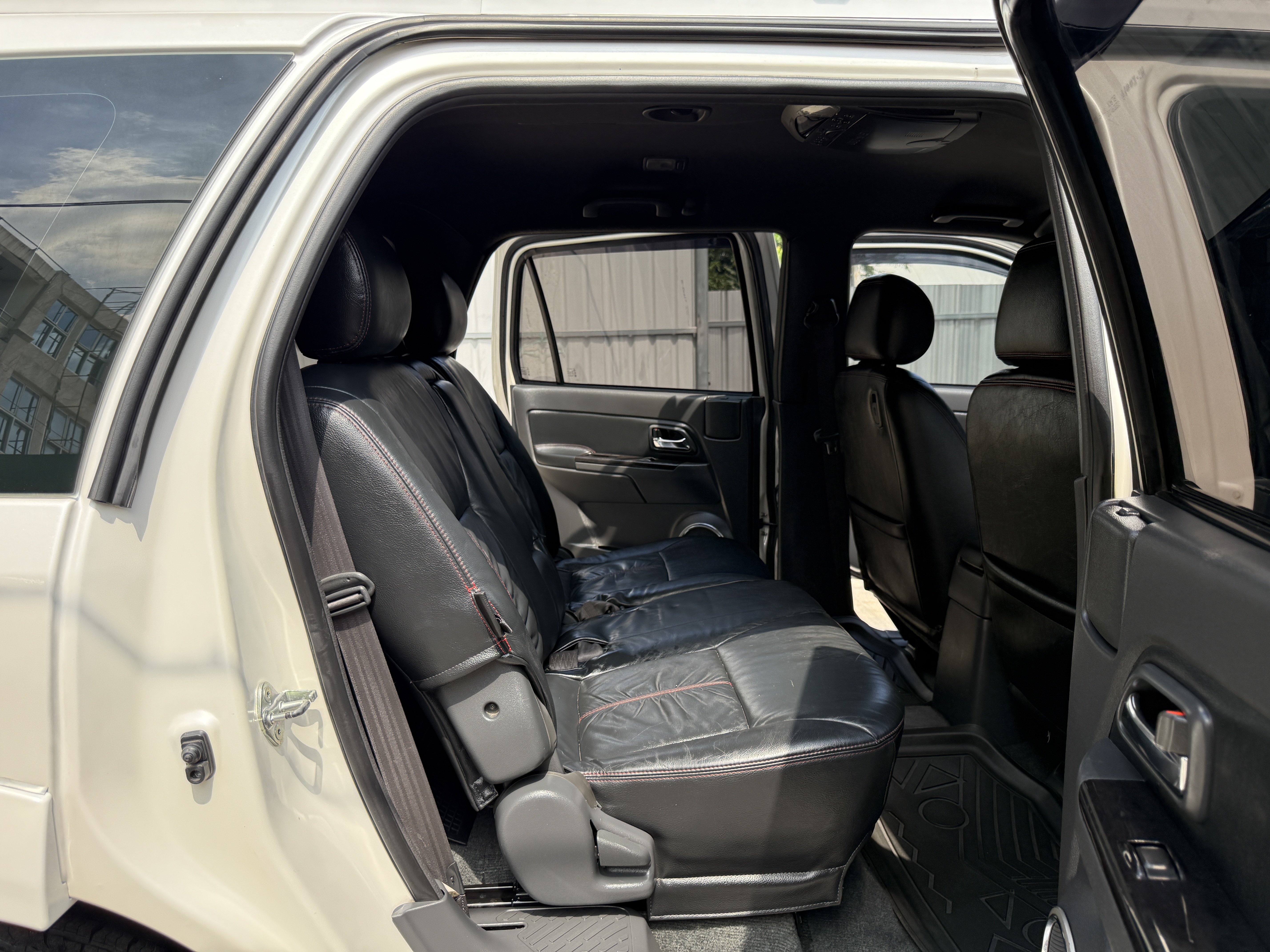 Isuzu Mu-7 3.0 Choiz Vgs Navi 2WD At 2012 ขาวมุก