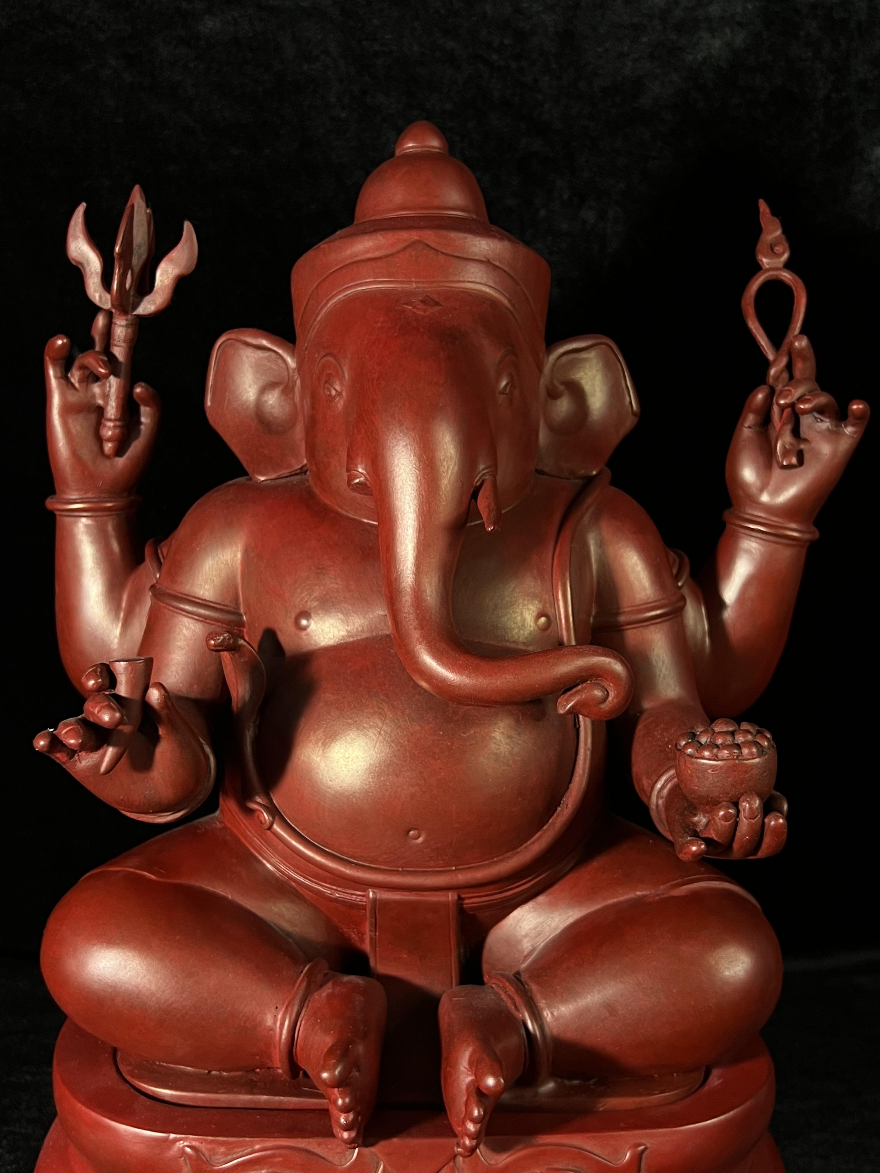 พระพิฆเนศวร 65 ปี คณะจิตรกรรมฯ มหาวิทยาลัยศิลปากร ปี 2551 ขนาดบูชาลอยองค์ หน้าตัก 9 นิ้ว(เนื้อสำริดแดงพลาติน่า)***สีแดงหายาก*** ออกแบบและปั้นโดย รองศาสตราจารย์วิชัย สิทธิรัตน์ ปัจจุบันดำรงตำแหน่งทางวิชาการเป็นศาตราจารย์ ศิลปินแห่งชาติสาขาประติมากรรม