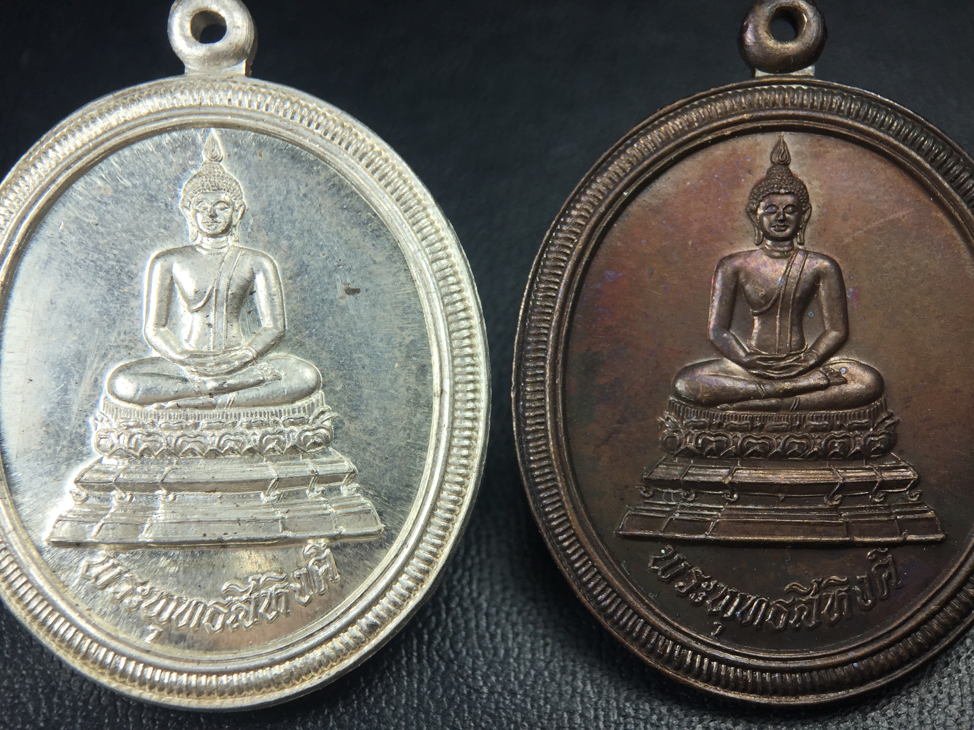 เหรียญพระพุทธสิหิงค์ ภปร. รุ่นมหาลัยธรรมศาสตร์ 60ปี พ.ศ.2537 พิมพ์ใหญ่(เนื้อเงิน+เนื้อทองแดง)ผิวเดิมๆสวยมาก(ในหลวงรัชกาลที่9เสด็จในพิธี)(พิธีใหญ่ เกจิที่มีชื่อเสียงมาร่วมปลุกเสกจำนวนมาก ชนวนมาลสารเก่าเข้มขลัง )ของดีธรรมศาสตร์ที่ศิษย์เก่าไม่ควรพลาด