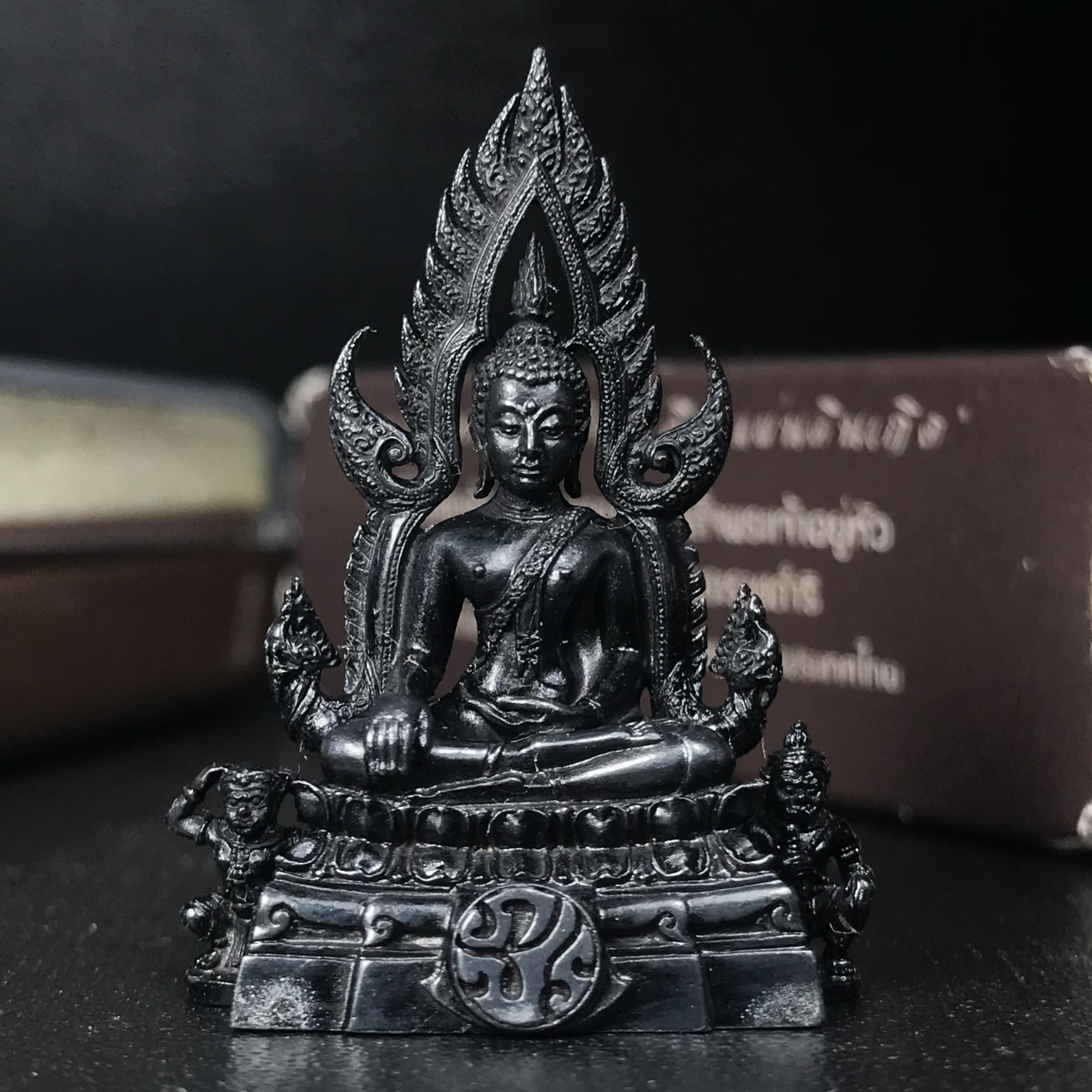 พระพุทธชินราช ภปร. โครงการ "เพราะแผ่นดินนี้ คือ แผ่นดินเกิด" ปี2548(รุ่นแรก) ลอยองค์ หน้าตัก 1/2 นิ้ว เนื้อเงินรมดำ