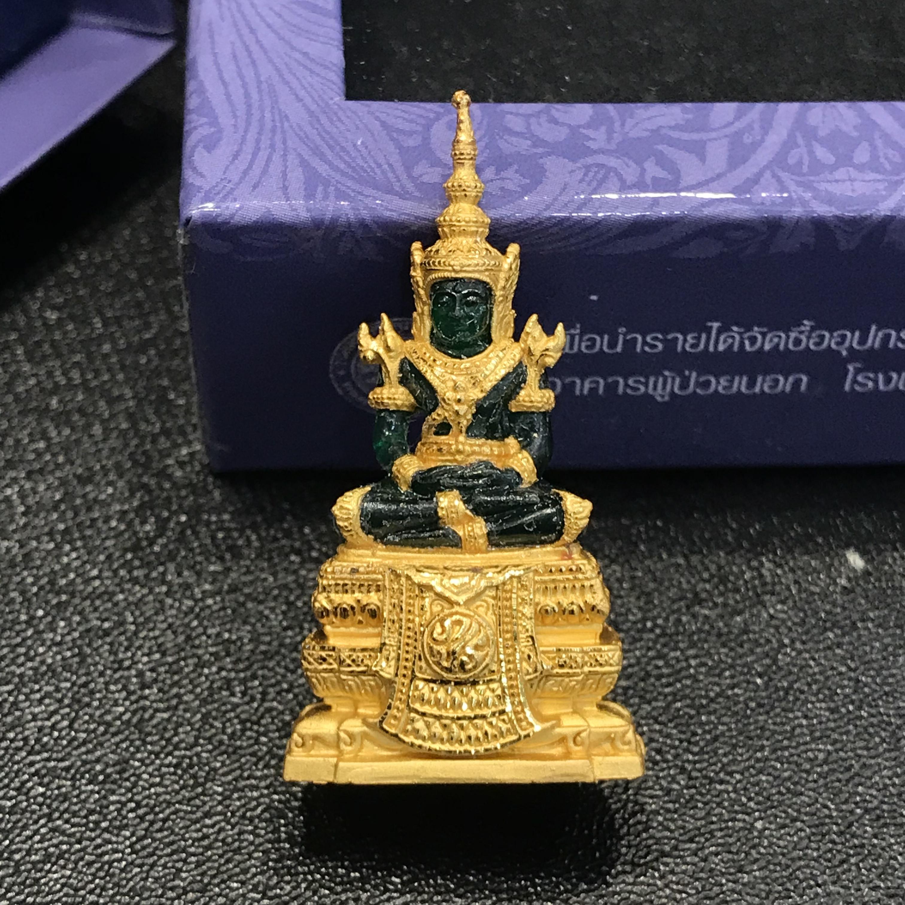 พระแก้วมรกตลอยองค์ ภปร.หน้าตัก 1/2 นิ้ว จัดสร้างโดย รพ.ภูมิพลฯ ปี2547 เนื้อเรซินหุ้มทองคำ
