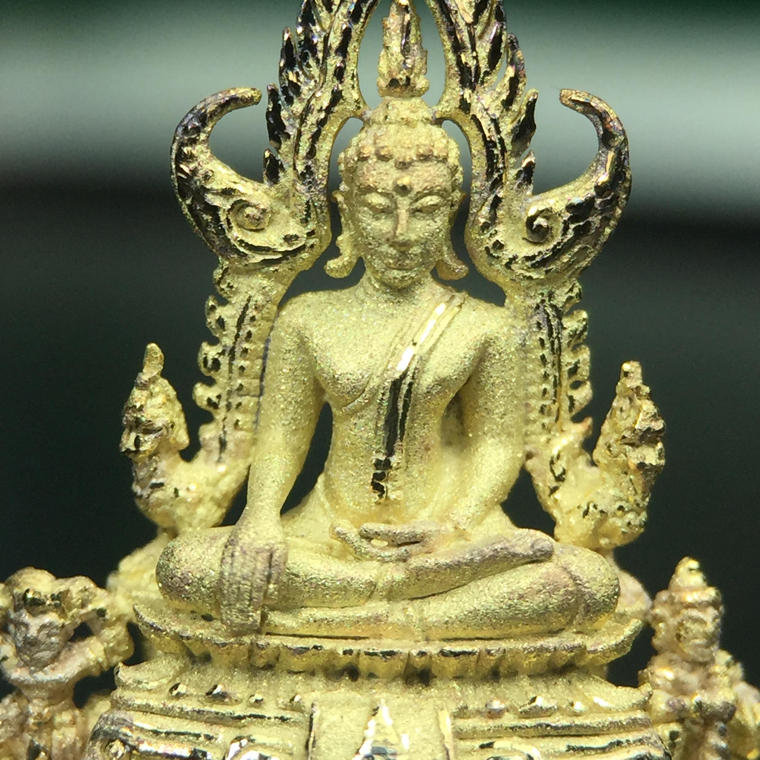 พระพุทธชินราช ภปร. ในวโรกาสพระราชพิธีมหามงคล เฉลิมพระชนมายุ6รอบ 5ธันวาคม2542 มูลนิธิพิทักษ์ดวงตาประชาชน จัดสร้าง เนื้อเงินบริสุทธิ์ 99.9% แบบชุบทองประกายเพชร 3 ไมครอน พิมพ์กลาง ขนาดสูง 2.4 ซม. พร้อมกล่องบรรจุเดิม