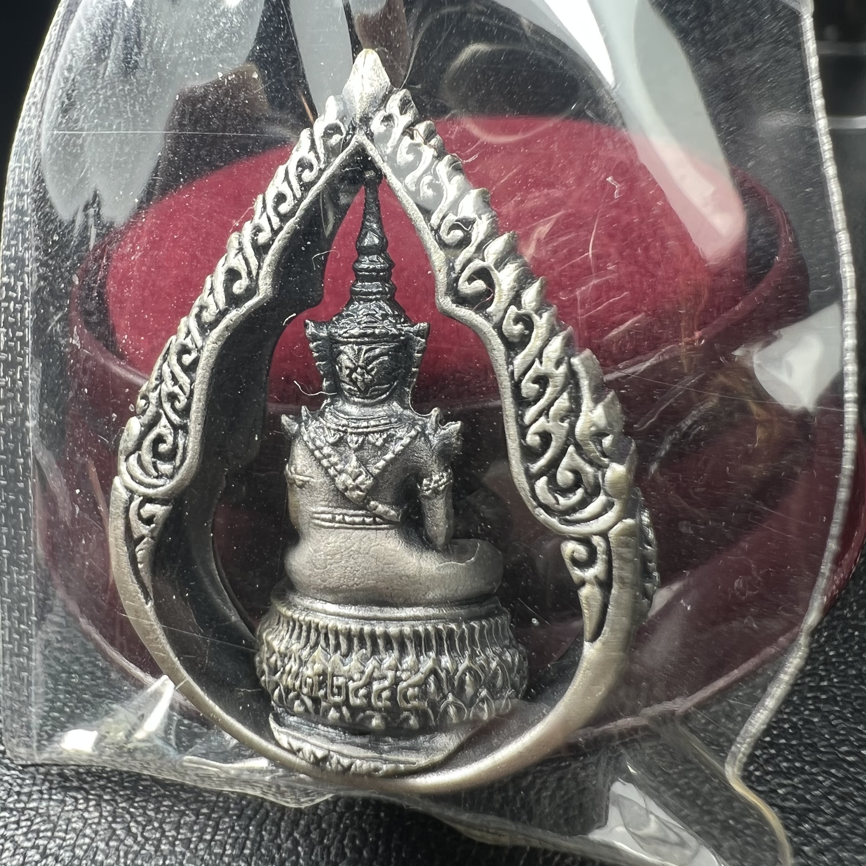 พระแก้วมรกต ภปร.(รุ่นแรก) ปี2545 รุ่นฉลองกรุงรัตนโกสินทร์ครบ 220 ปี พิมพ์ลอยองค์ทรงหยดน้ำ เนื้ออัลปาก้า ชุบเงินลงดำ ขนาด 18*27 มม. พร้อมครอบตั้งโชว์เดิม องค์พระซีนซองเดิม สวยครบสมบูรณ์