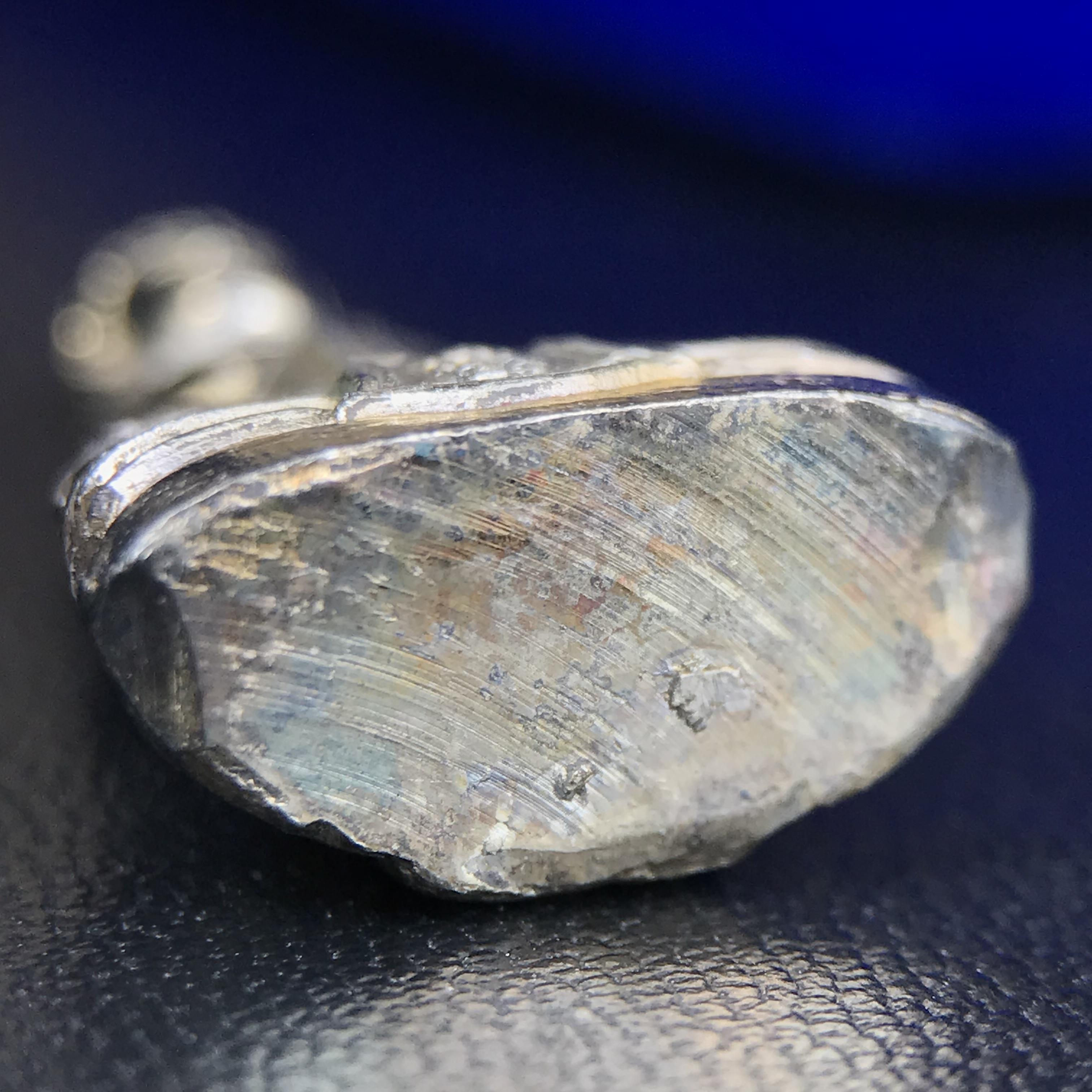 พระกริ่งหลวงพ่อโสธร ภปร. รุ่นกาญจนาภิเษก จัดสร้างในมงคลวโรกาสที่พระบาทสมเด็จพระเจ้าอยู่หัวรัชกาลที่9 เสด็จเถลิงถวัลย์สิริราชสมบัติ ครบ 50 ปี ในพุทธศักราช 2539 เนื้อเงิน(ผิวเดิมสวย)(พิธีใหญ่เข้มขลัง)1 ใน 9950 องค์