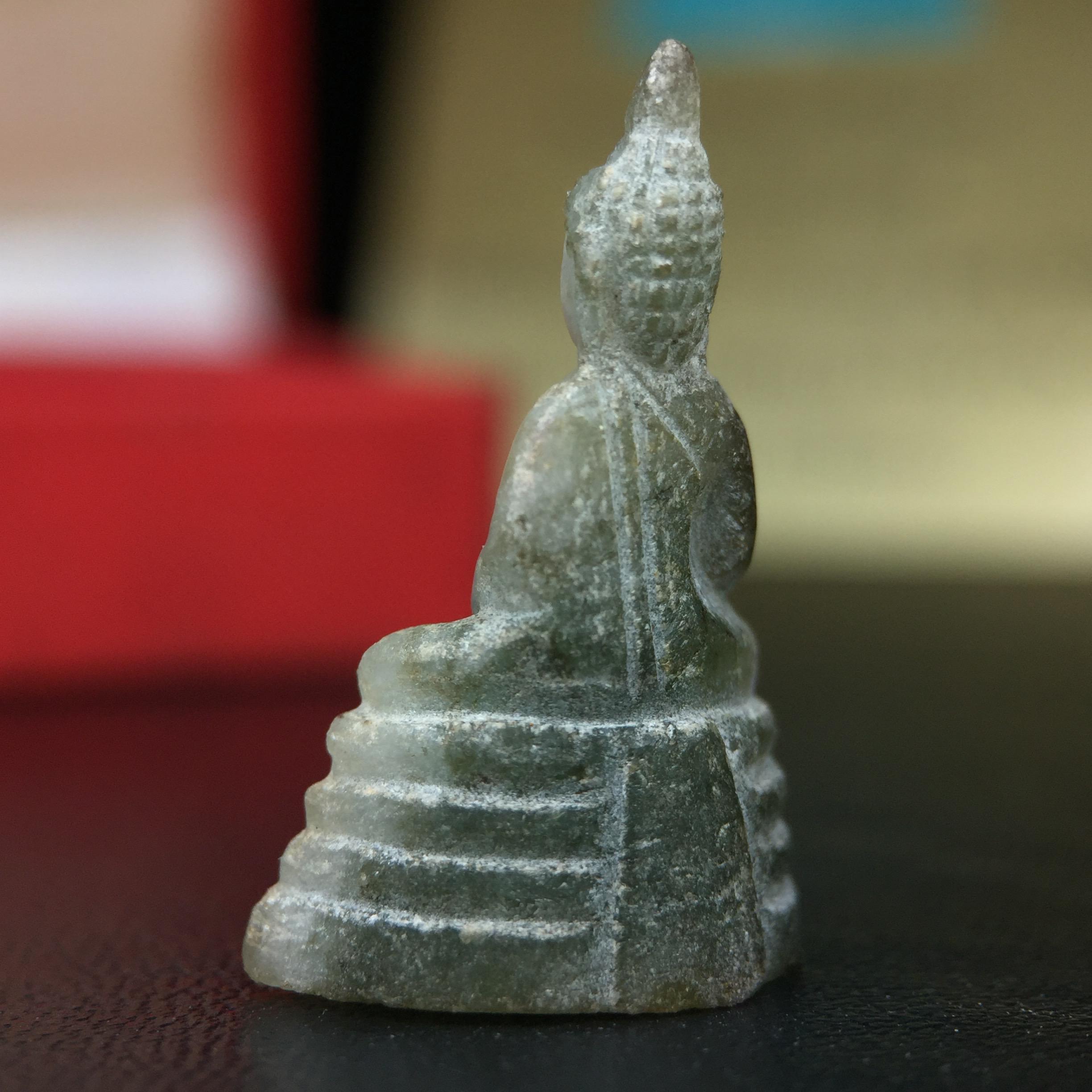 พระพุทธโสธร เนื้อหยก(รุ่นแรก) รุ่นประวัติศาสตร์ พุทธาภิเษก วันที่ 3 กันยายน พ.ศ.2543 ณ พระอุโบสถวัดโสธรวรารามวรวิหาร อ.เมือง จ.ฉะเชิงเทรา พิมพ์ลอยองค์ใต้ฐานมีโค๊ตแผ่นทองคำแท้กำกับทุกองค์พร้อมกล่องบรรจุและบัตรรับรองเดิมครบชุด (1 ใน 3999 องค์)นิยมหายาก