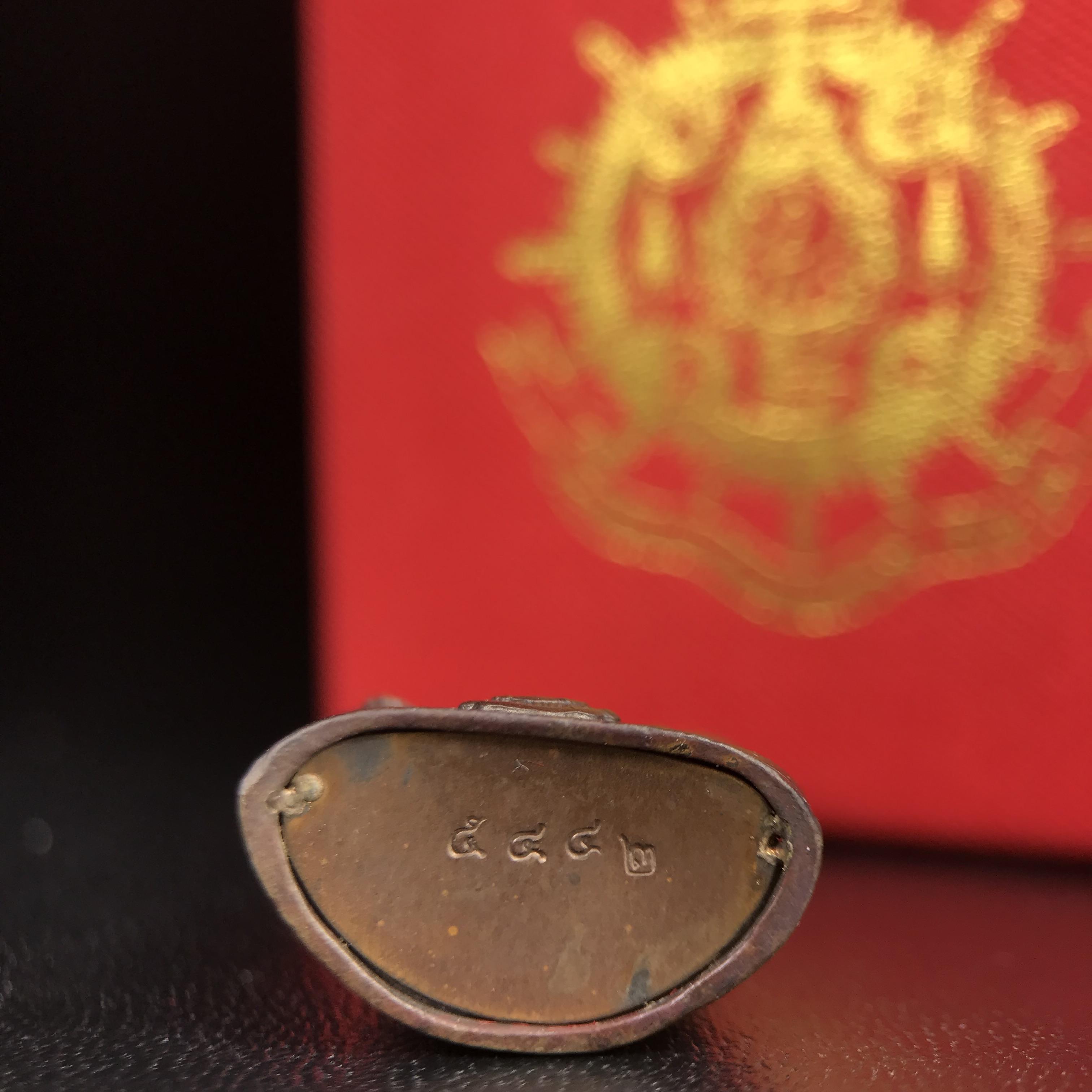 พระกริ่งไพรีพินาศ บรรจุเหล็กไหล ครั้งแรกและครั้งเดียวในประวัติศาสตร์ เฉลิมพระเกียรติ พระบาทสมเด็จพระเจ้าอยู่หัวรัชกาลที่9 พระชนมพรรษา 6 รอบ ปี2542 เนื้อนวโลหะผสมทองคำ(บรรจุเหล็กไหล)ดีนอก-ดีใน พิธีใหญ่ มวลสารเด่น (หายาก)