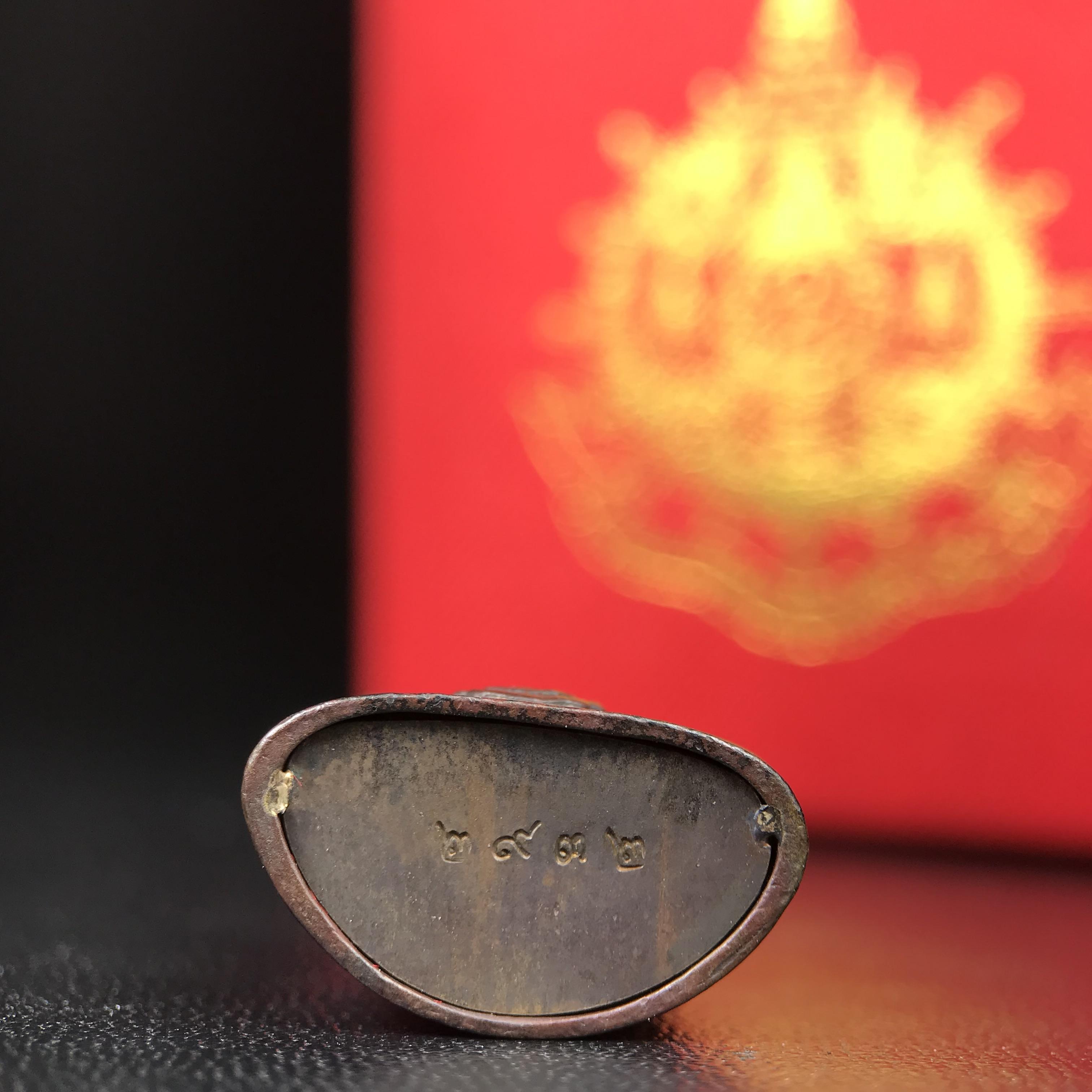 พระกริ่งไพรีพินาศ บรรจุเหล็กไหล ครั้งแรกและครั้งเดียวในประวัติศาสตร์ เฉลิมพระเกียรติ พระบาทสมเด็จพระเจ้าอยู่หัวรัชกาลที่9 พระชนมพรรษา 6 รอบ ปี2542 เนื้อนวโลหะผสมทองคำ(บรรจุเหล็กไหล)ดีนอก-ดีใน พิธีใหญ่ มวลสารเด่น (หายาก)