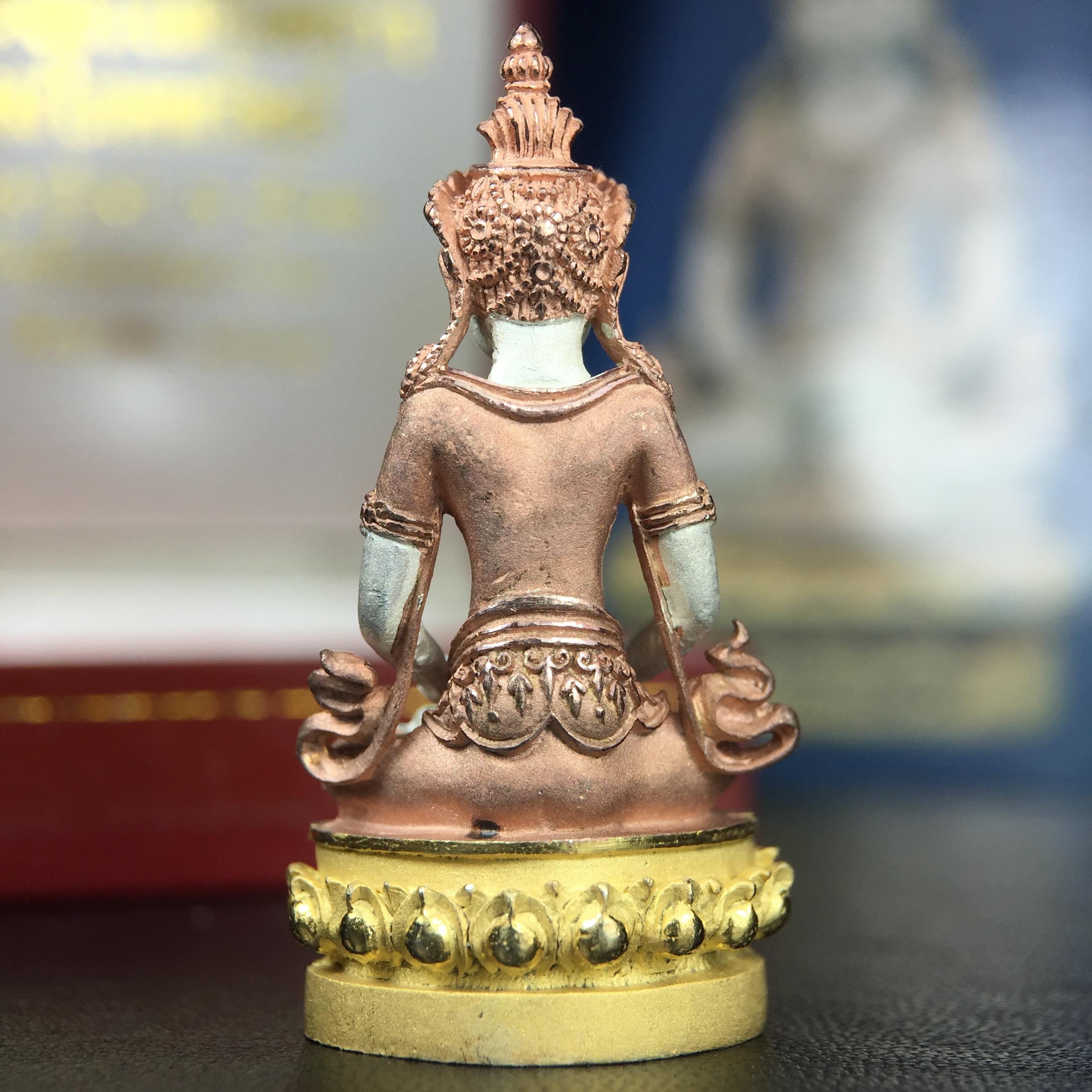 พระกริ่งอวโลกิเตศวร ( เจ้าแม่กวนอิม ) วัดโพธิ์แมนคุณาราม เนื้อเงิน 3 กษัตริย์ พ่นทราย รุ่นอุดมโภคทรัพย์ พ.ศ.2539(ผิวสวยเดิมพร้อมกล่องบรรจุการ์ดใบรับรองเดิมครบ) (อีกหนึ่งรุ่นยอดนิยม พุทธศิลป์สวยงดงาม)