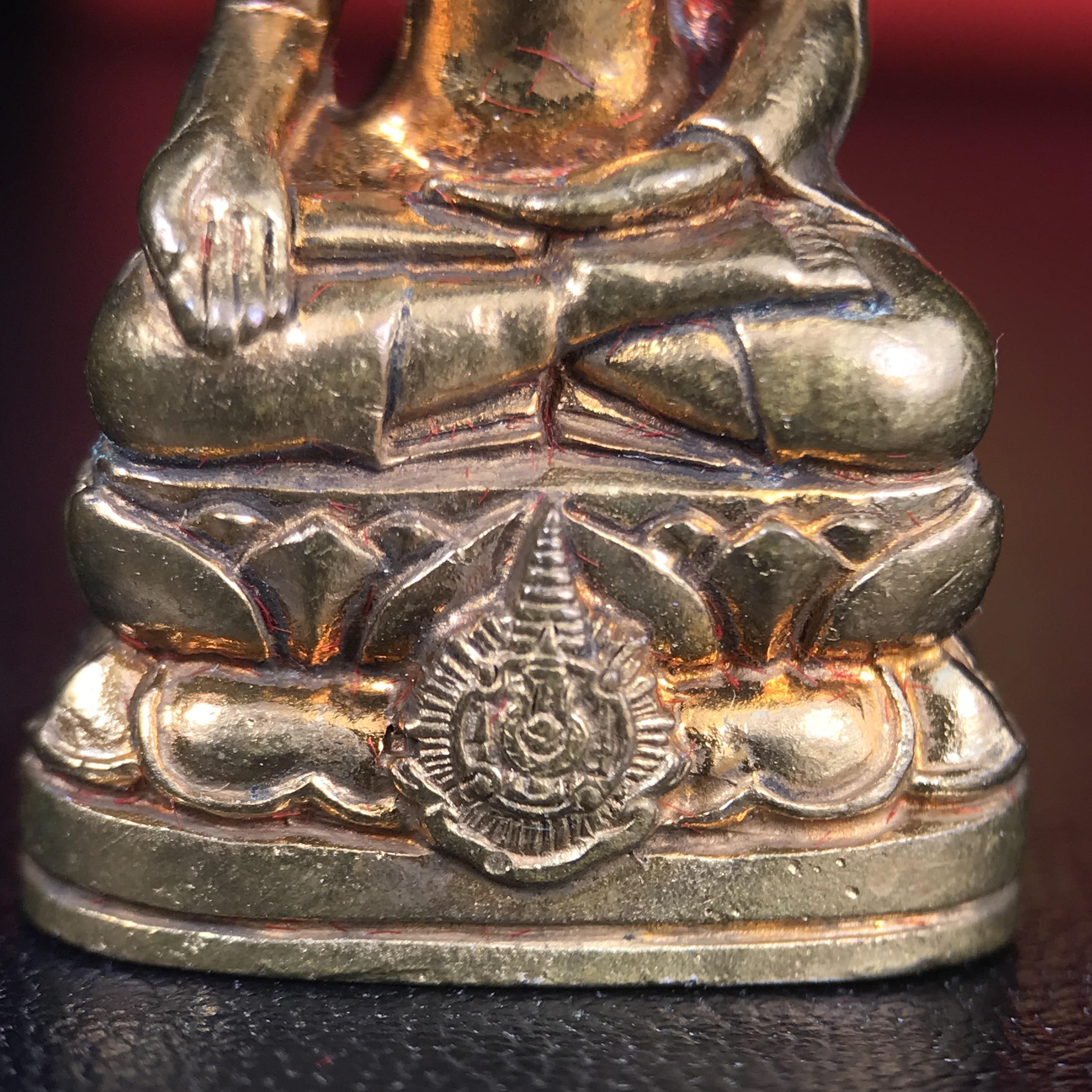 พระกริ่งไพรีพินาศ บรรจุเหล็กไหล ครั้งแรกและครั้งเดียวในประวัติศาสตร์ เฉลิมพระเกียรติ พระบาทสมเด็จพระเจ้าอยู่หัวรัชกาลที่9 พระชนมพรรษา 6 รอบ ปี2542 เนื้อสัมฤทธิ์(บรรจุเหล็กไหล)ดีนอก-ดีใน พิธีใหญ่ มวลสารเด่น(พิเศษกรรมการ ตอก 2 โค๊ต หมายเลข ๑๕๙๓)หายาก