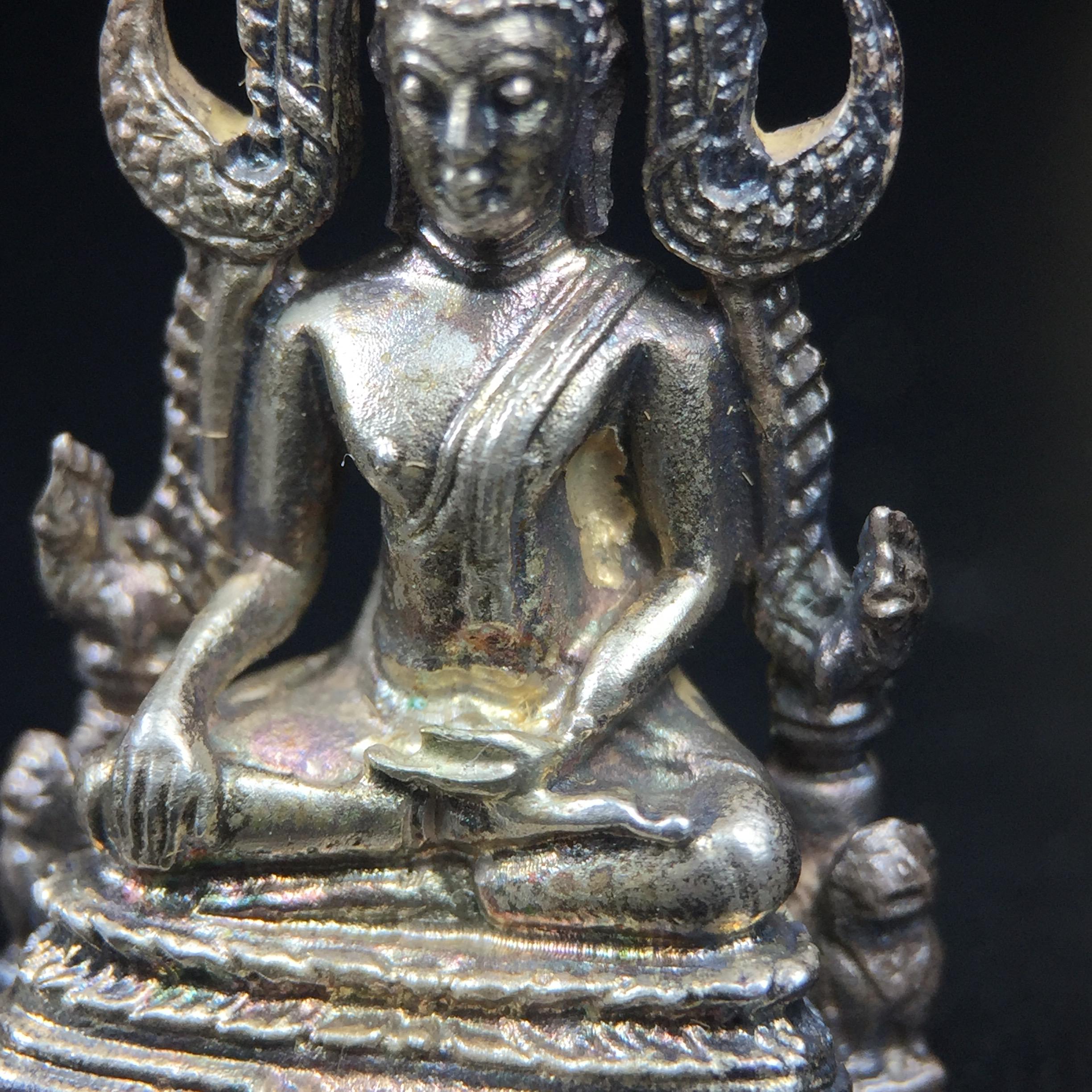 พระกริ่งพระพุทธชินราช มวก. วัดเบญจมบพิตร ปี 2519(รุ่นพิเศษ รุ่นแรก รุ่นเดียว)เนื้อเงิน(สภาพสวยผิวเดิมติดรุ้งผิวขึ้นน้ำทองสวยมีเสน่ห์ตามกาลเวลา)(ในหลวงรัชกาลที่9และสมเด็จพระราชินีเสด็จฯเททอง)(พิธีใหญ่ เกจิอาจารย์ในยุคยอดนิยมร่วมปลุกเสก) (องค์หมายเลข ๒๕๓๐)