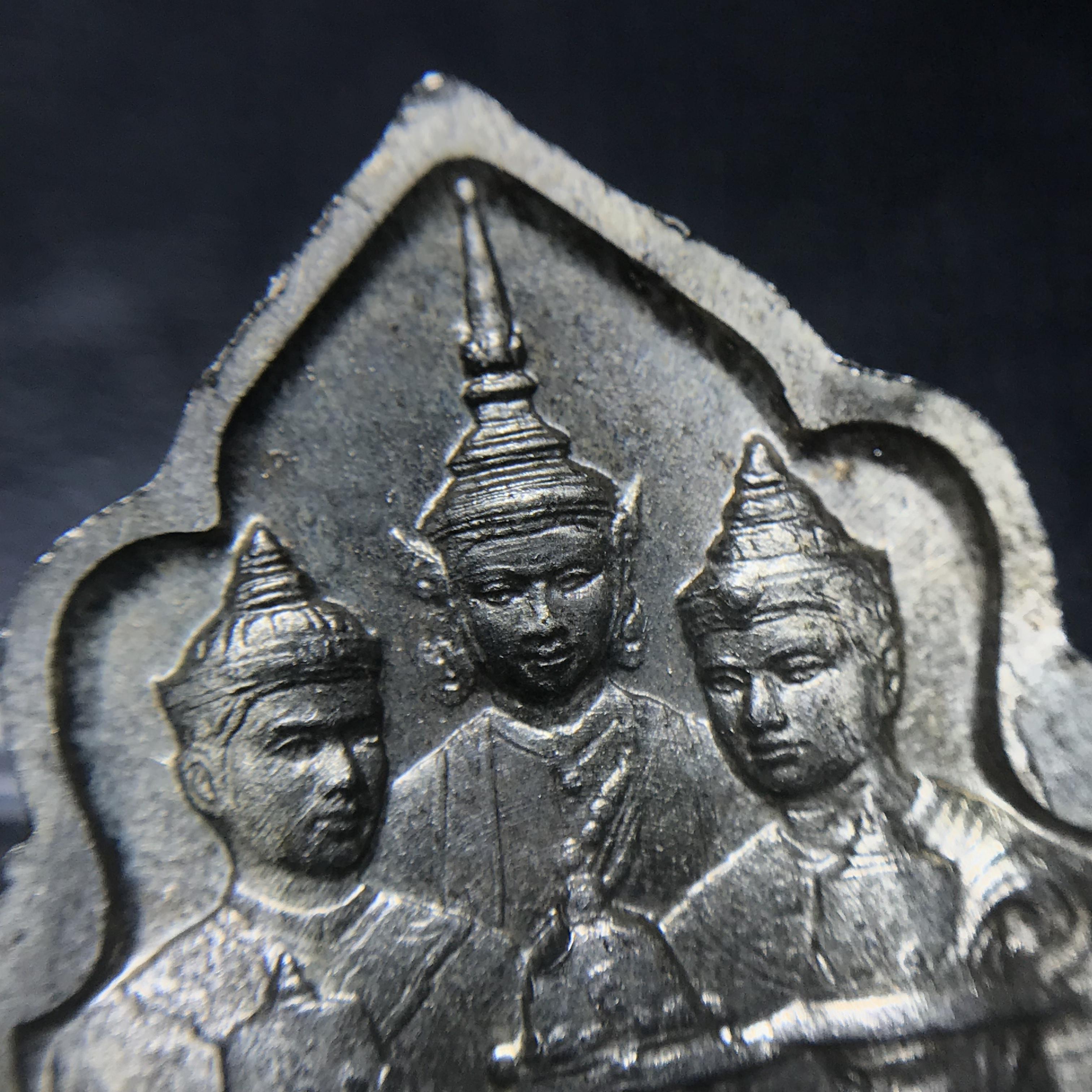 เหรียญนวมหาราชเฉลิมพระชนพรรษา 5 รอบ รัชกาลที่9 ปี 2530 เนื้อนวโลหะกล่องเดิม(หายาก)