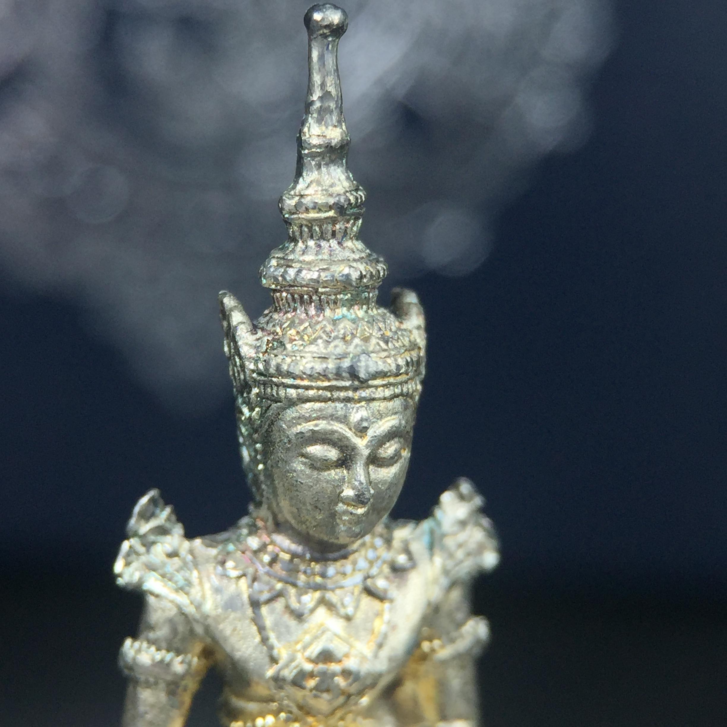 พระแก้วมรกต กรมสรรพสามิตจัดสร้างขึ้นเนื่องในโอกาสครบรอบ 64 ปีของกรมสรรพสามิต และเนื่องในวโรกาสที่พระบาทสมเด็จพระเจ้าอยู่หัวทรงครองราชย์ครบ50ปีเมื่อ พ.ศ.2539 เนื้อเงินทรายนวลขัดเงา(ผิวเดิมๆขึ้นสีรุ้งธรรมชาติสวย(สเน่ห์พระเนื้อเงินสีสันที่ธรรมชาติสรรค์สร้าง)