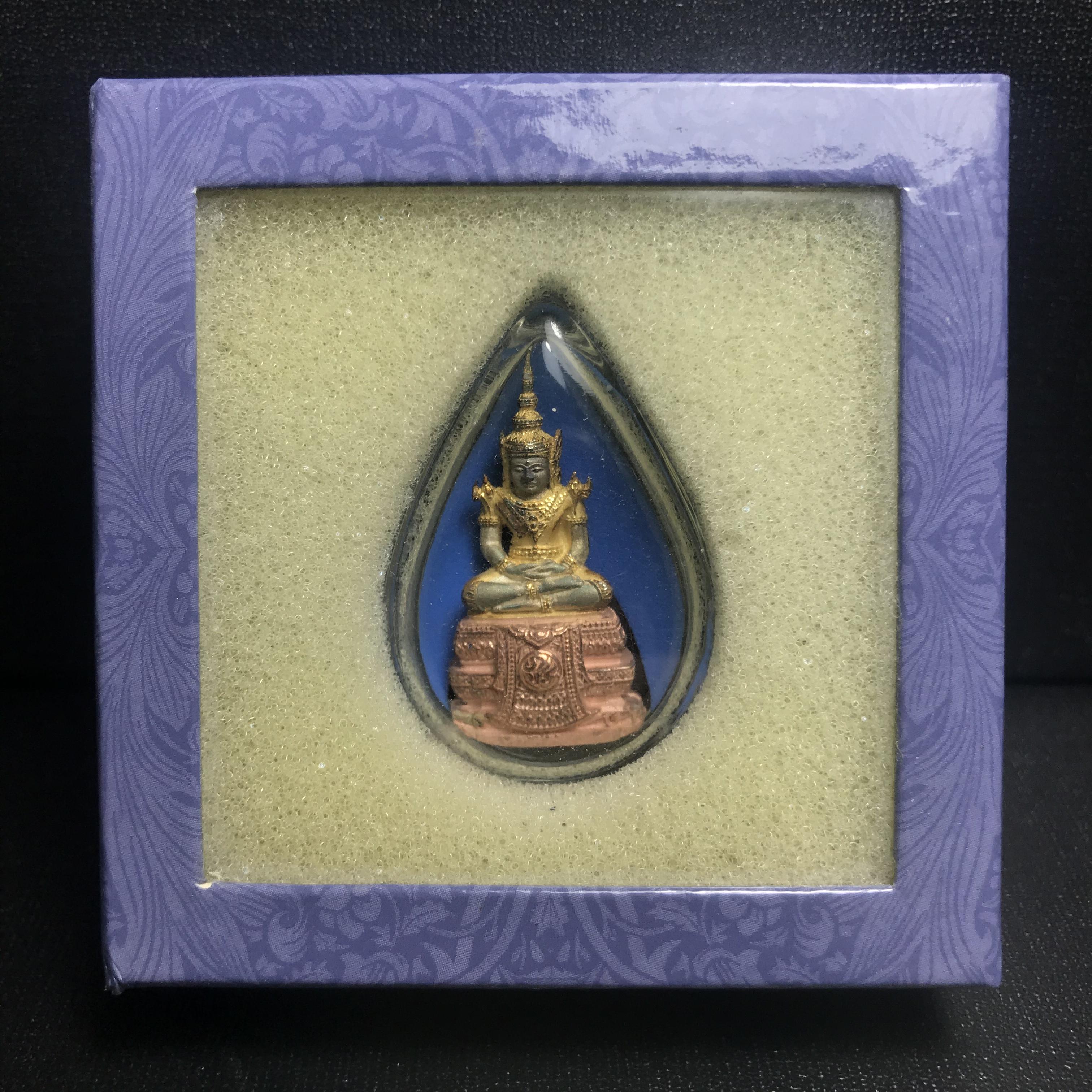 พระแก้วมรกต ภปร. ปี2547 จัดสร้างโดย รพ.ภูมิพลฯ เนื้อเงิน (3 กษัตริย์)ลอยองค์ หน้าตัก 1/2 นิ้ว (สภาพผิวเดิม ขึ้นสีรุ้งธรรมชาติ แบบนิยม) (1ใน3000องค์)