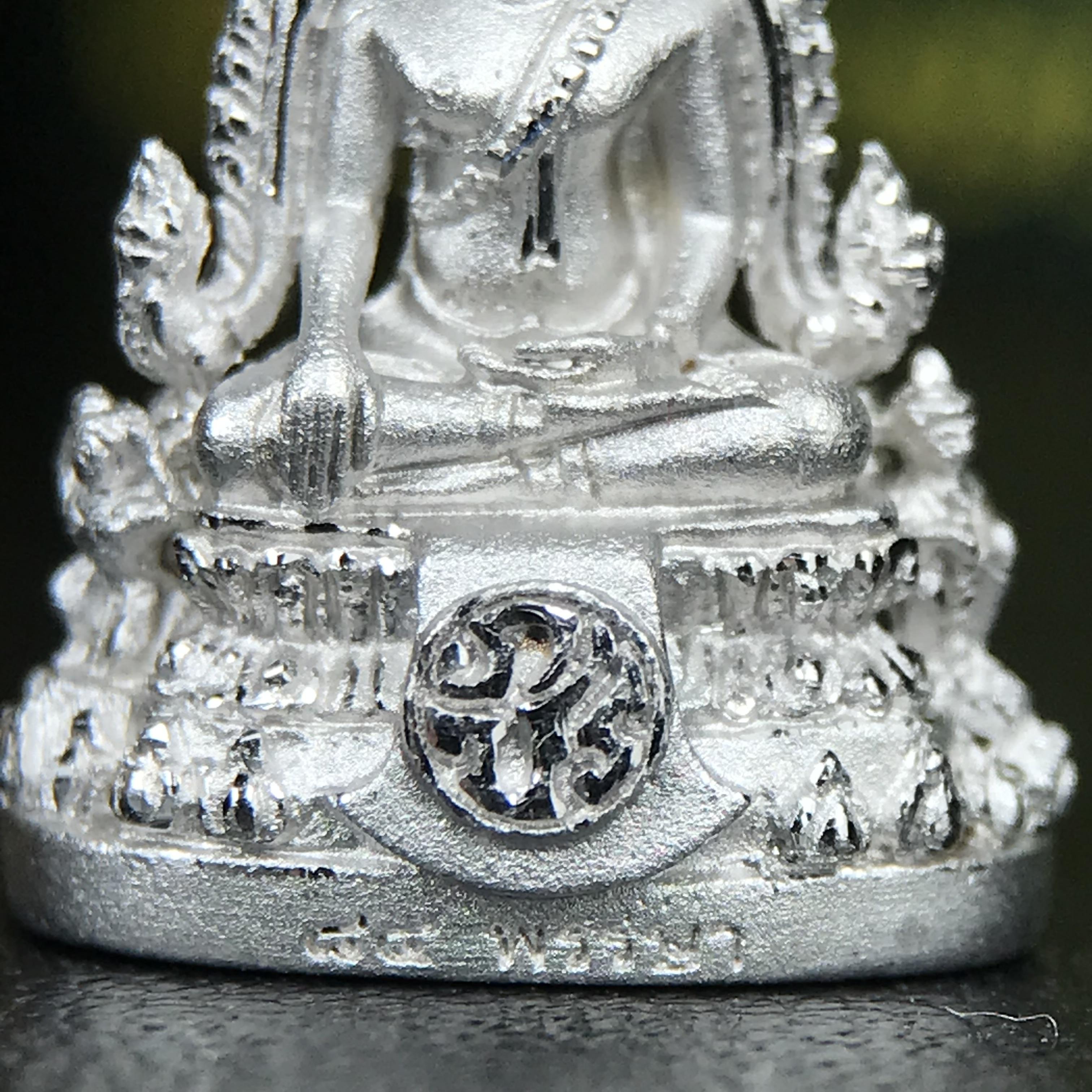 พระพุทธชินราช ภปร. 84 พรรษา พิมพ์เล็กขนาดหน้าตัก 1/4 นิ้ว(สูง 2.0 ซม.)เนื้อเงินชุบทองคำขาว (สภาพผิวสวยเดิม)(พระราชทานมวลสาร จิตรลดาและเส้นพระเจ้า(เส้นผม))พุทธศิลป์ทรงคุณค่าอีกหนึ่งรุ่นยอดนิยม