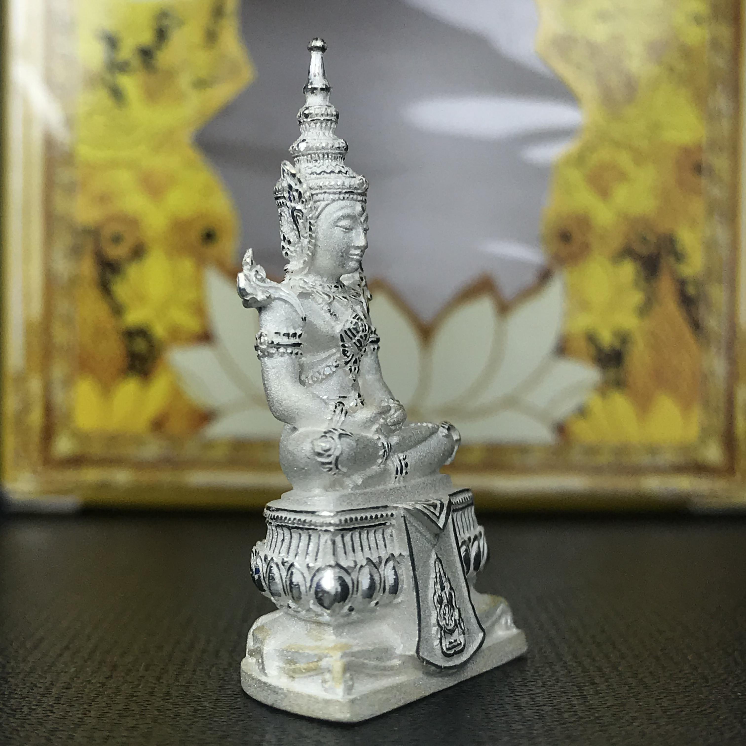 พระแก้วมรกต(จำลอง)ลอยองค์ ขนาดหน้าตัก 1/2 นิ้ว ทรงเครื่องฤดูร้อน เนื้อเงิน ตราสัญลักษณ์ฉลองสิริราชสมบัติ ครบ 60 ปี พ.ศ.2549(สภาพสวย ครบ สมบูรณ์))