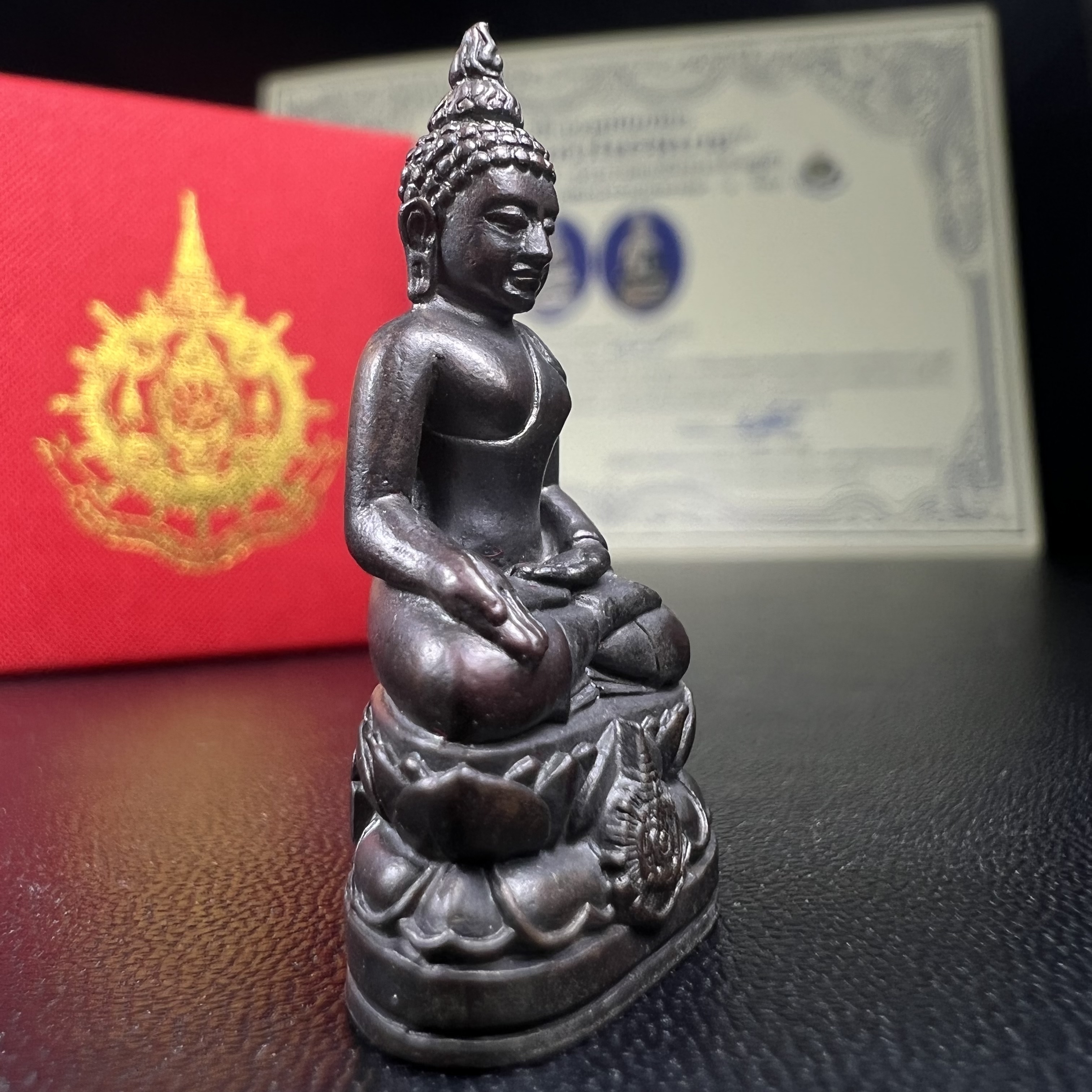 พระกริ่งไพรีพินาศ เฉลิมพระเกียรติ พระบาทสมเด็จพระเจ้าอยู่หัวรัชกาลที่9 พระชนมพรรษา 6 รอบ ปี2542 เนื้อนวโลหะผสมทองคำ(บรรจุเหล็กไหล)ดีนอก-ดีใน***องค์นี้สภาพสวยครบสมบูรณ์ มาพร้อมกล่องเดิมและใบรับรองจากผู้จัดสร้างแบบนี้หายากมาก***