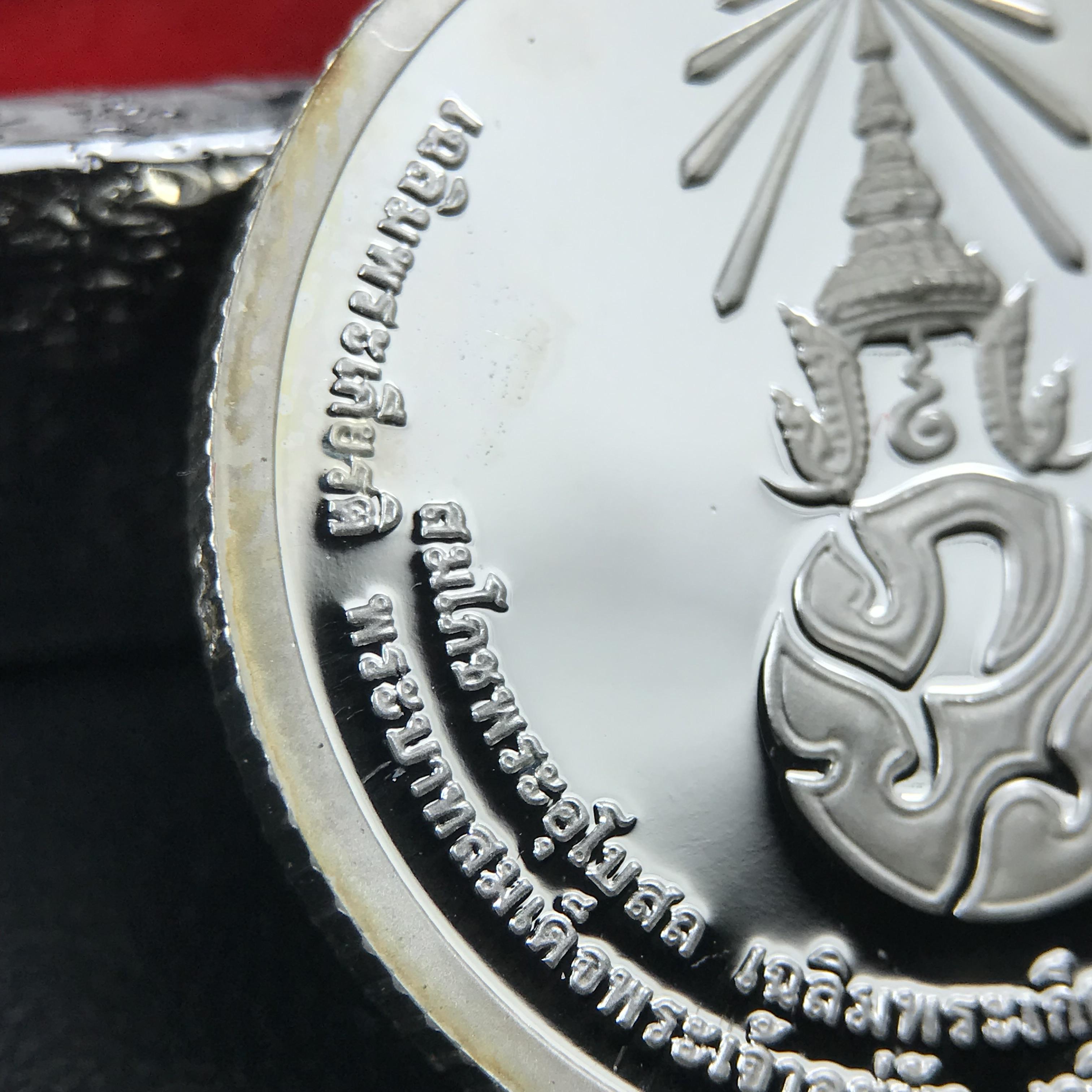 เหรียญพระพุทธโสธร ตราสัญลักษณ์ ภปร. รุ่นสมโภชน์พระอุโบสถเฉลิมพระเกียรติ วัดโสธรวรารามวรวิหาร เฉลิมพระเกียรติ ร.9 เจริญพระชนมายุ 80 พรรษา ปี2550 เนื้อเงินนอก(99%)ขัดเงาพ่นทราย ขนาด 28 มม. มีโค๊ดหมายเลขกำกับ สวยๆเดิมๆ พร้อมกล่องเดิมจากวัด และใบรับรองการผลิต