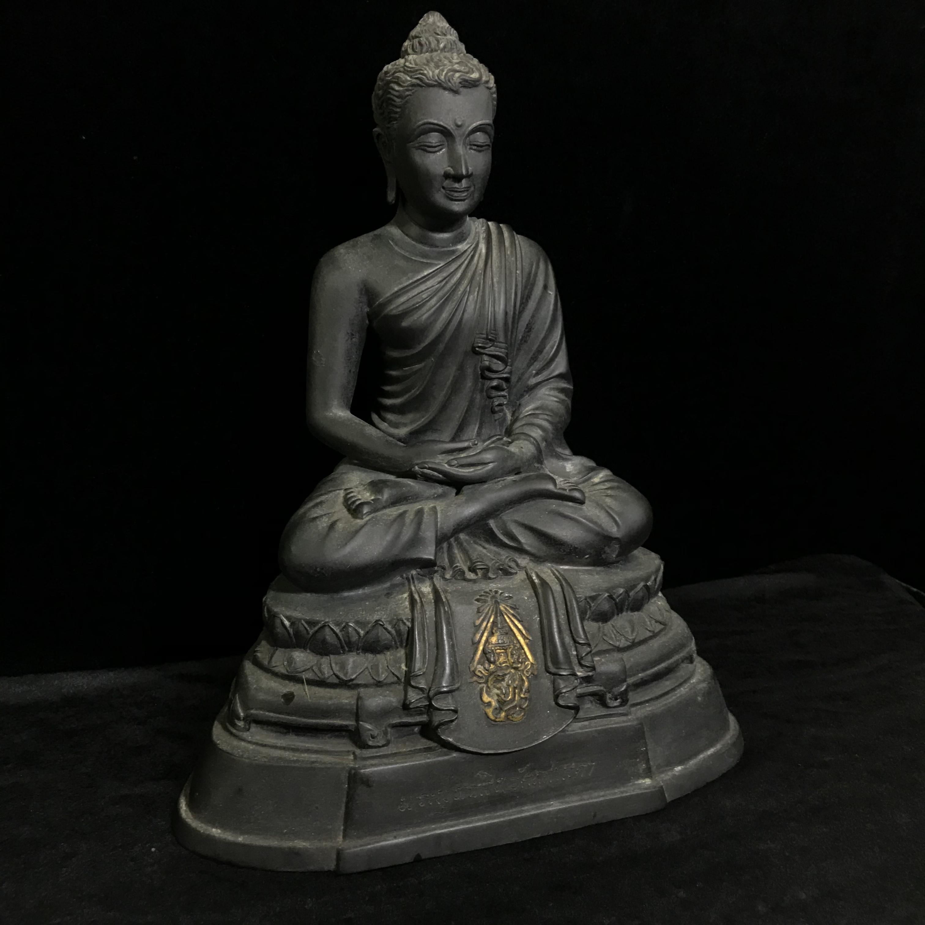 พระพุทธสิทธัตถศาสดา 100 ปี กรมบัญชีกลาง พ.ศ.2533(รุ่นแรก) เนื้อโลหะสำริด รมมันปู หน้าตัก 5.9 นิ้ว (พิธีใหญ่ ศิลป์สวย หายาก)(พระราชทานเม็ดพระธาตุ บรรจุมวลสารใต้ฐานองค์พระ)