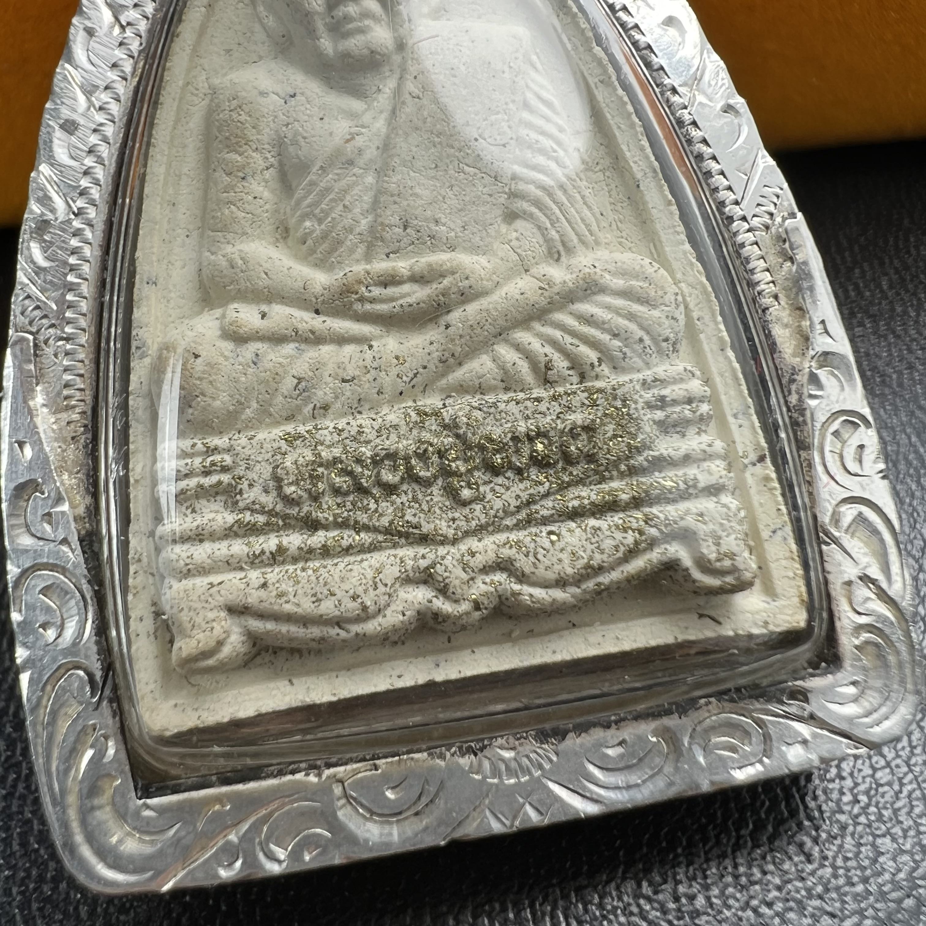 พระหลวงปู่ทวด ภปร.ปี 2547(พระชุดกรรมการ)ทรงกลีบบัว เนื้อผงสมเด็จฯ(โรยผงตะไบ ชนวนเก่า) เลี่ยมกรอบเนื้อเงินแท้(95%) กล่องบรรจุเดิมครบ พิธีมหาพุทธาภิเษก ณ วัดพระศรีรัตนศาสดาราม(วัดพระแก้ว)(เนื้อสีขาวหายากพบเจอน้อย)