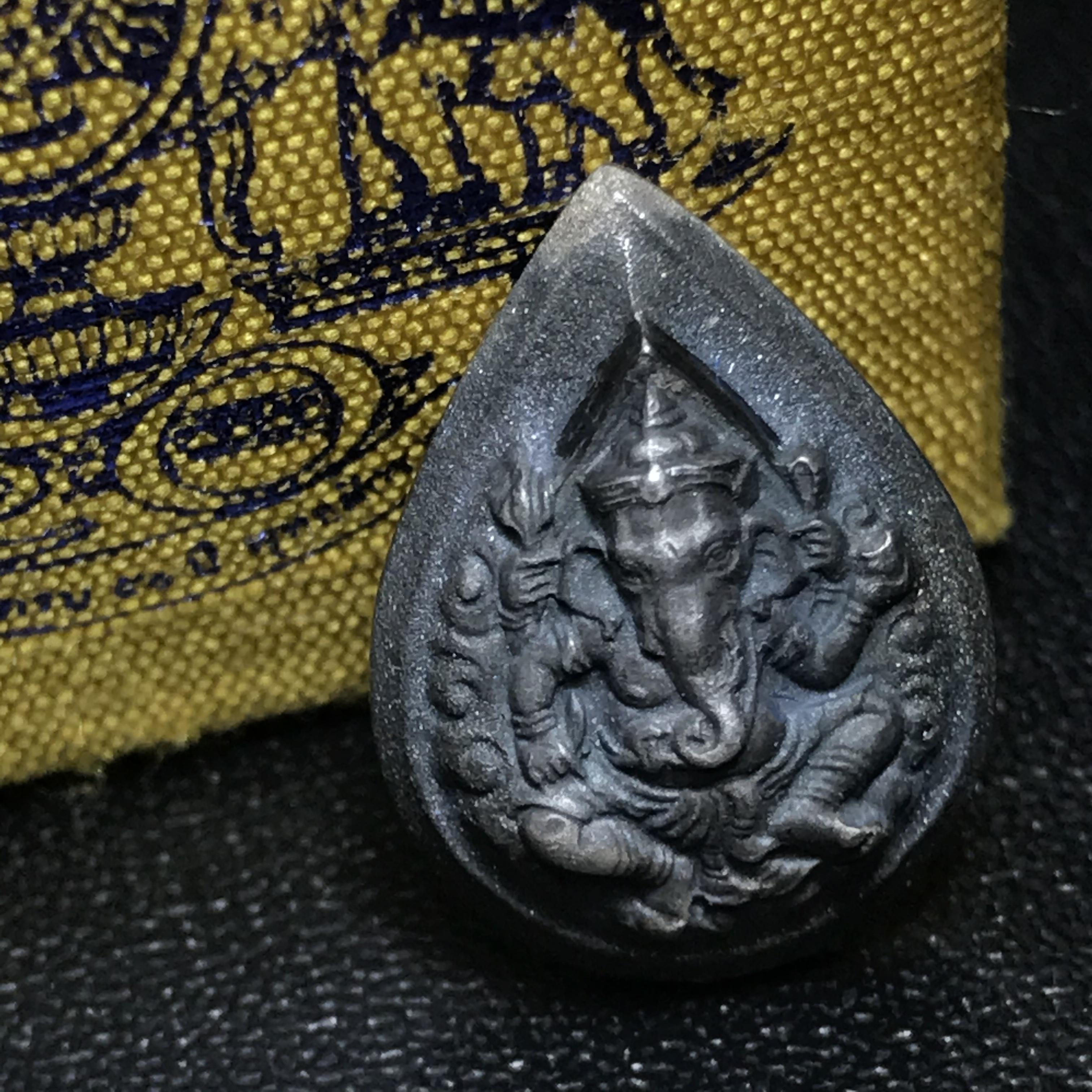 เหรียญพระพิฆเนศวร ญสส. ชุดกาญจนาภิเษกครองราชย์ 50 ปี พุทธศักราช 2538 พิมพ์เล็ก(1.9 ซม.) เนื้อเงินผิวเดิมกลับดำเข้มขลังงดงามธรรมชาติ สภาพสวยเดิมพร้อมกล่องบรรจุเดิม ตอกโค๊ดหมายเลขกำกับ(1ใน1000องค์)