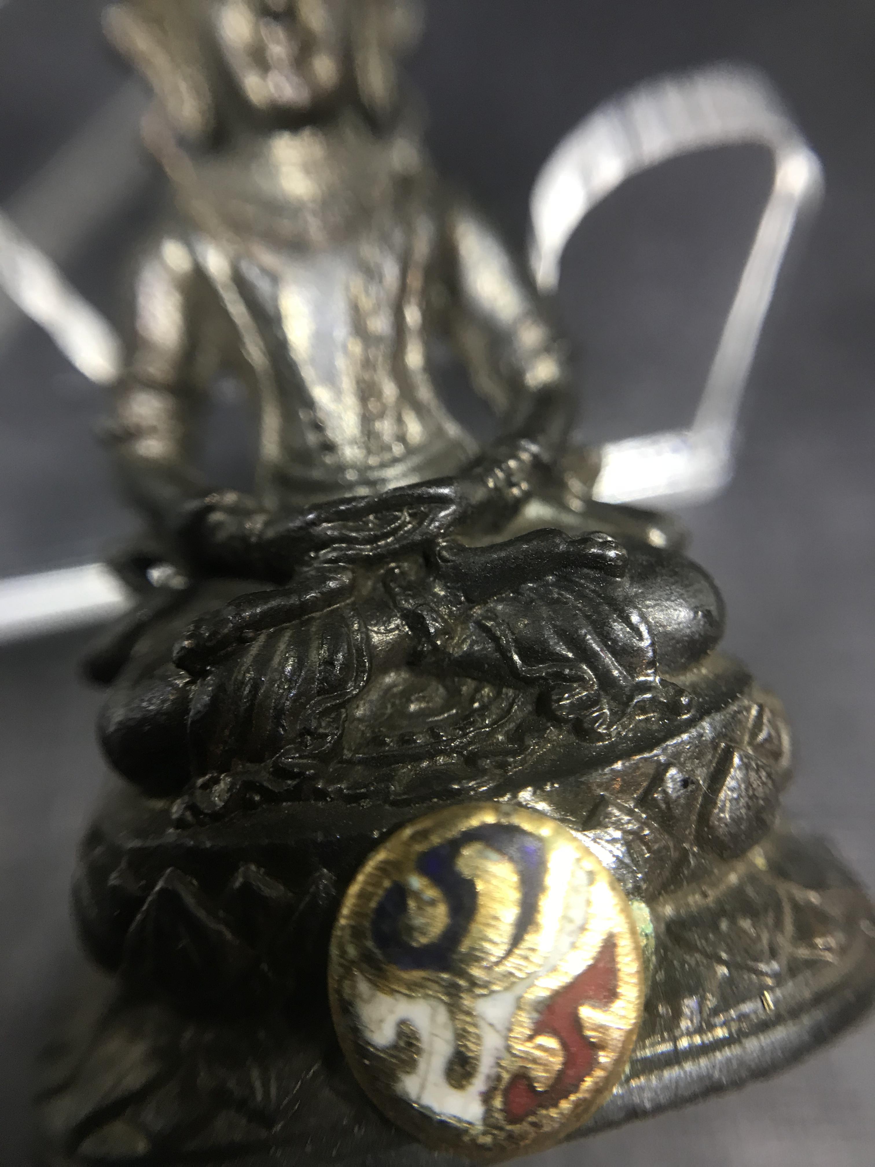 พระกริ่งธิเบตอวโลกิเตศวร ภปร.(พระไวโรจนะพุทธ)วัดมังกรกมลาวาส(เล่งเน่ยยี่) รุ่นแรกปี2515 เนื้อนวโลหะ(ในหลวงรัชกาลที่9เสด็จเททอง)(หายาก)