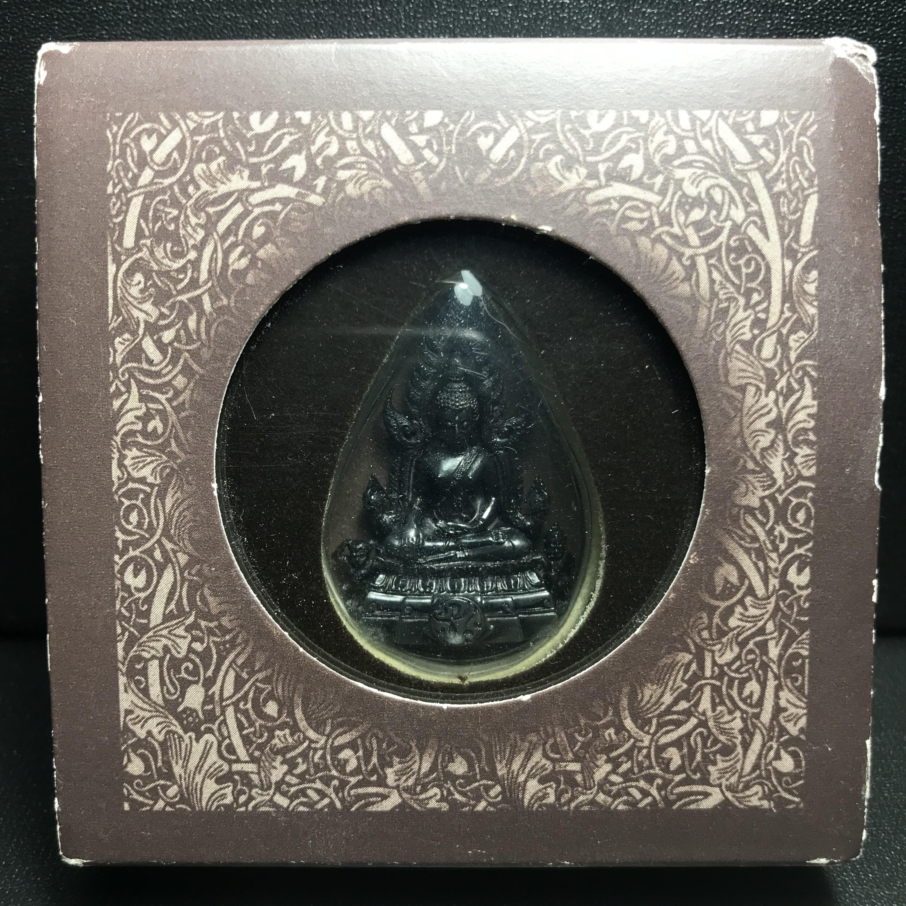 พระพุทธชินราช ภปร. โครงการ "เพราะแผ่นดินนี้ คือ แผ่นดินเกิด" ปี2548(รุ่นแรก) ลอยองค์ หน้าตัก 1/2 นิ้ว เนื้อเงินรมดำ