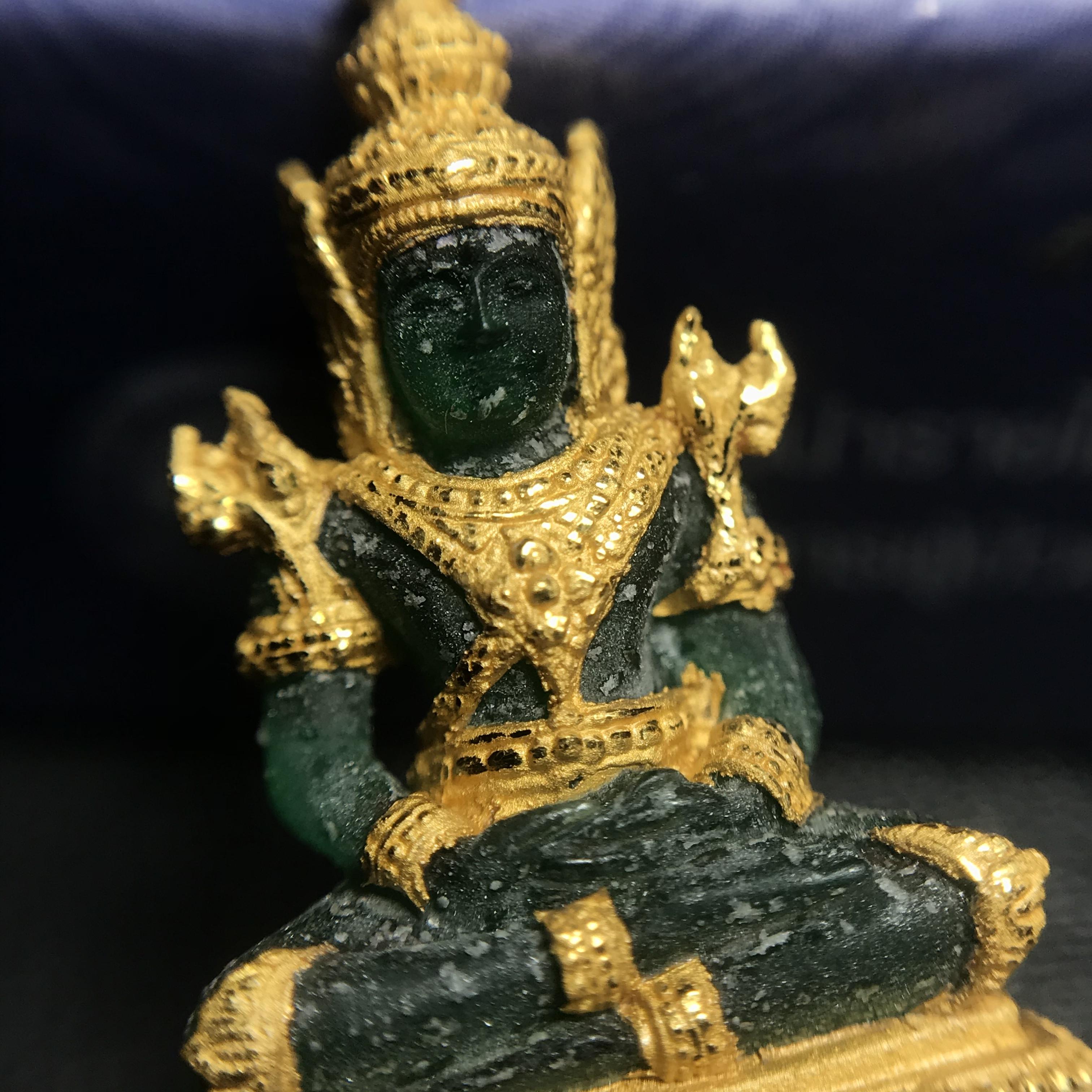 พระแก้วมรกต ภปร. ปี2547 จัดสร้างโดย รพ.ภูมิพลฯ ลอยองค์ หน้าตัก 1/2 นิ้ว เนื้อเรซิ่นหุ้มทองคำ99.99%