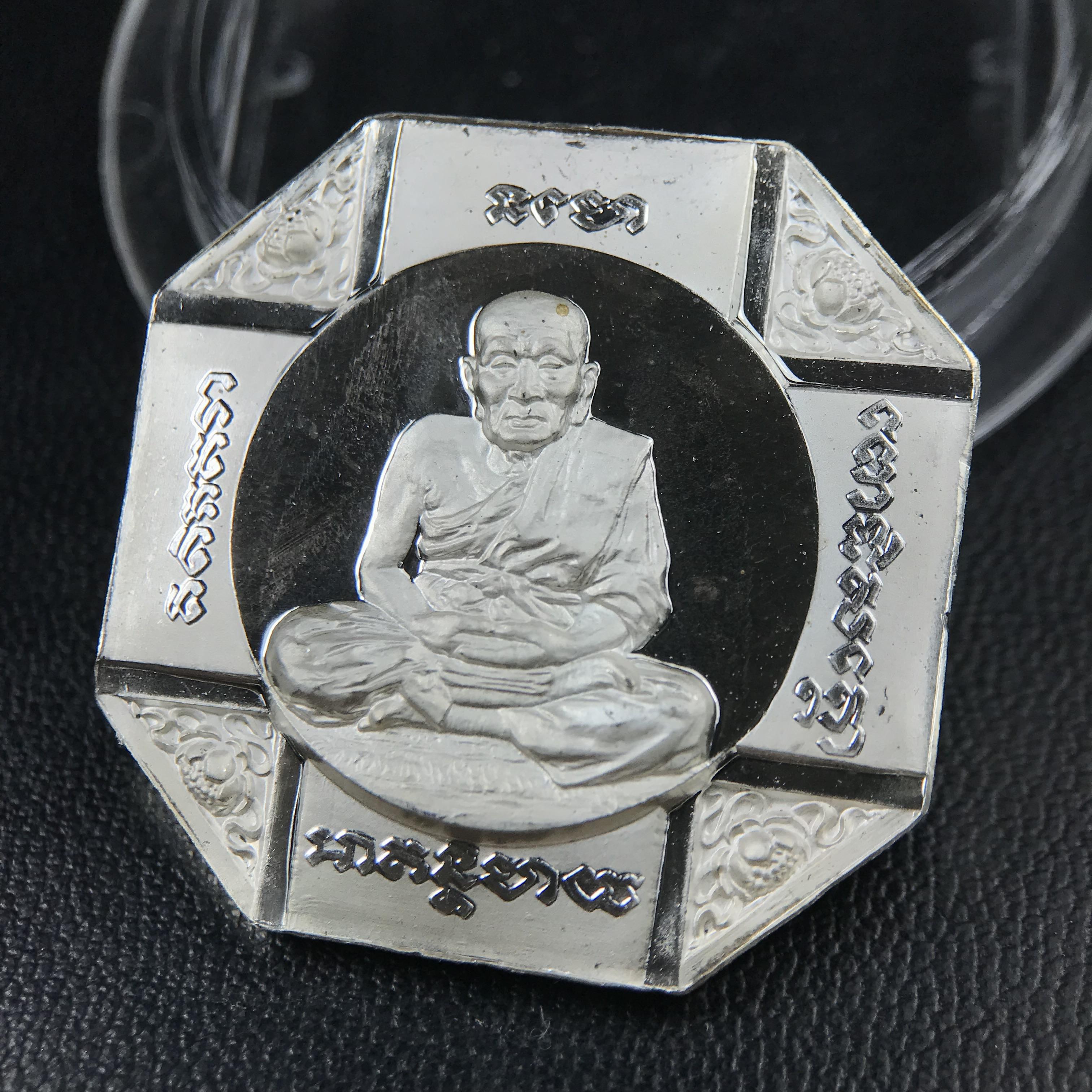 เหรียญหลวงพ่อทวด รุ่นสมเด็จเจ้าฟ้ามหาจักรี 48พรรษา โดยสภากาชาดไทย ปี2546 ชุดเหรียญเนื้อเงิน4ขนาด(ครบชุดพร้อมตลับบรรจุเดิม)พุทธาภิเษก ณ วัดช้างให้ จังหวัดปัตตานี